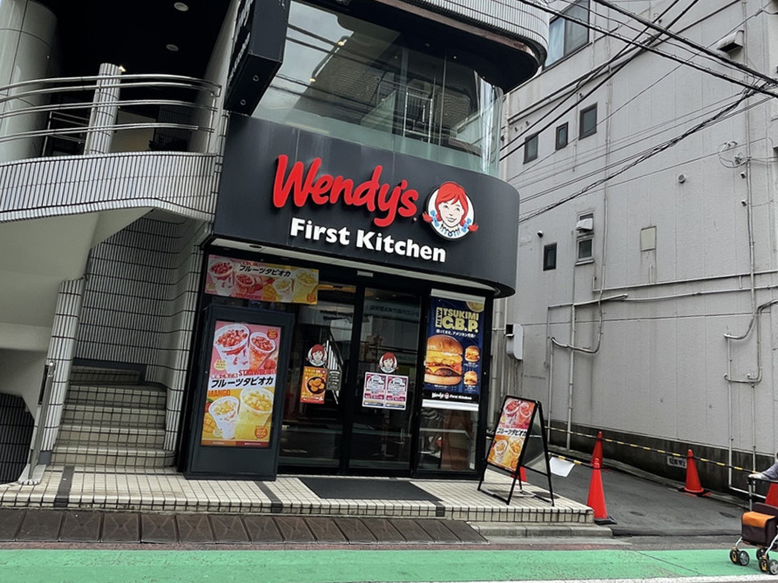 周辺には飲食店が点在