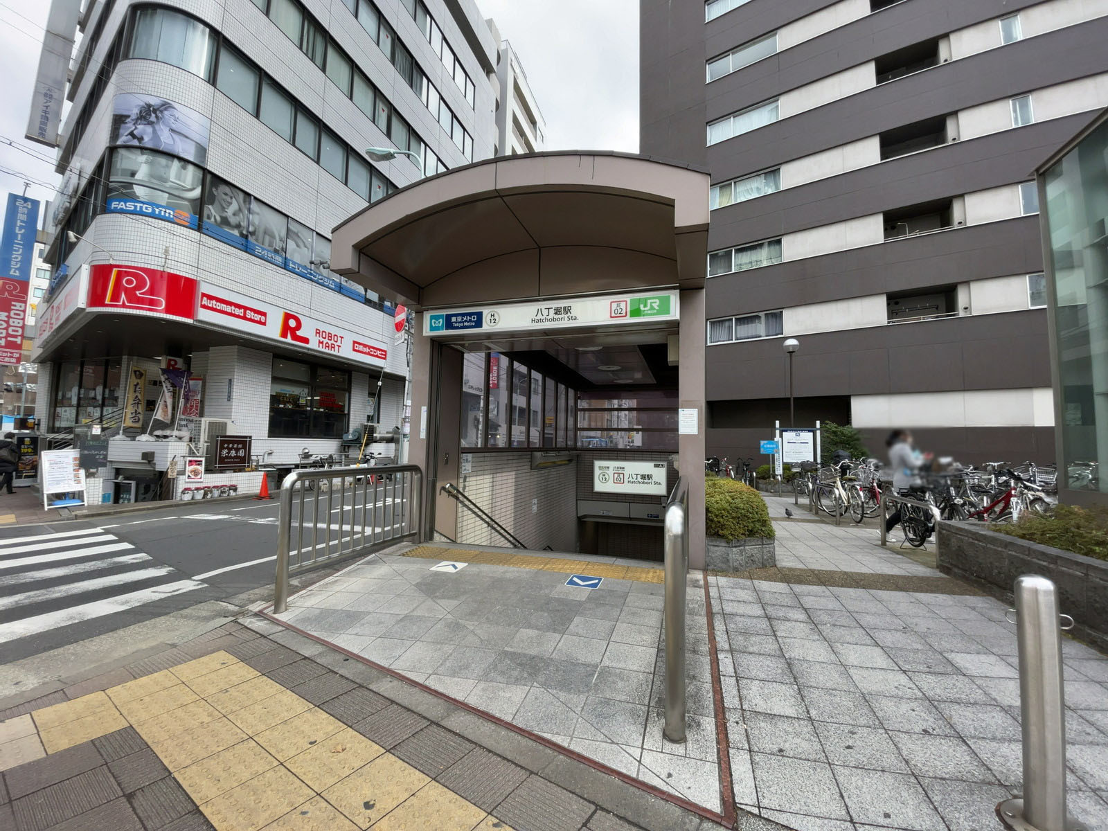 最寄りの「八丁堀駅」