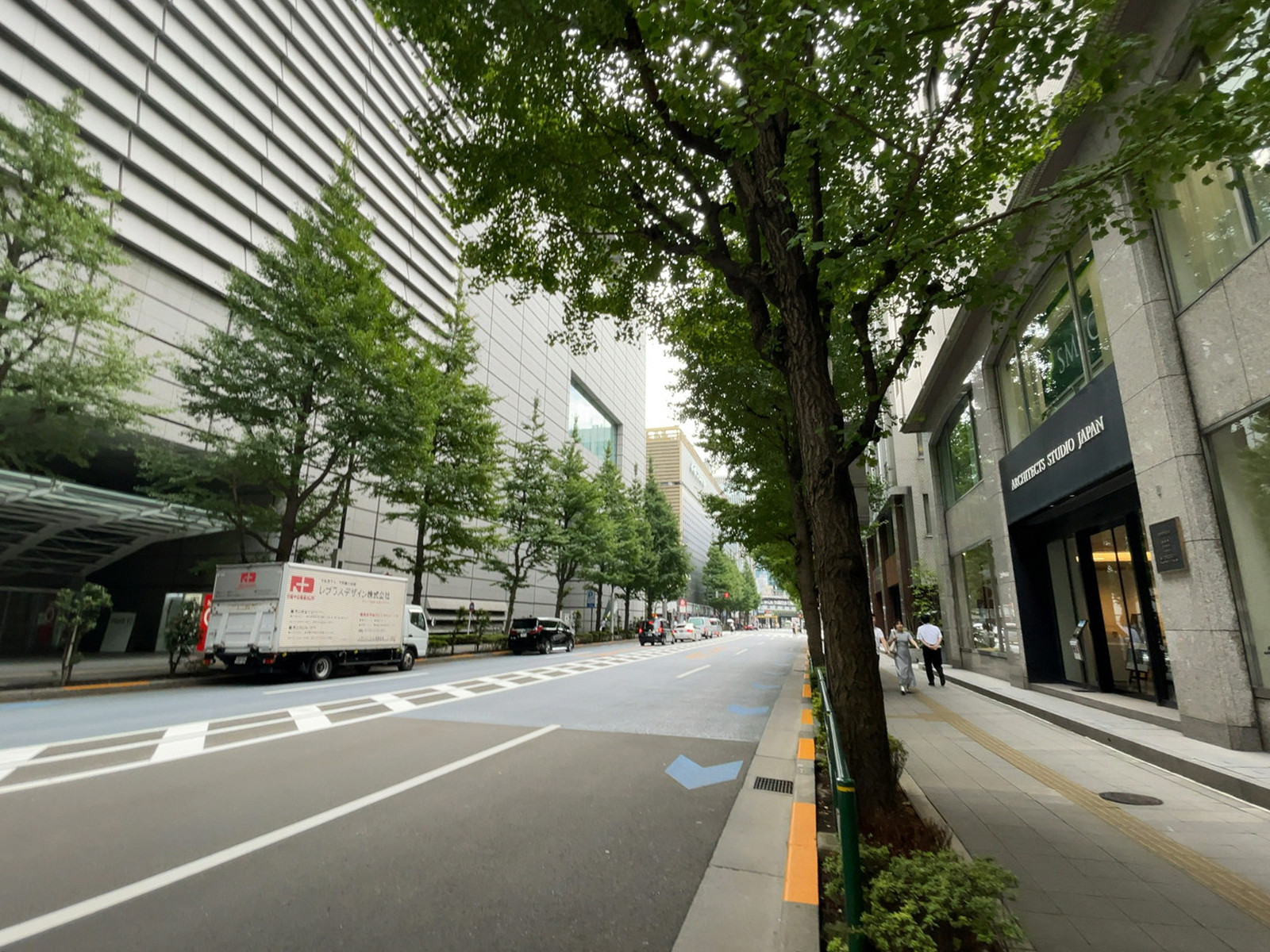 新日石ビル前面の通り