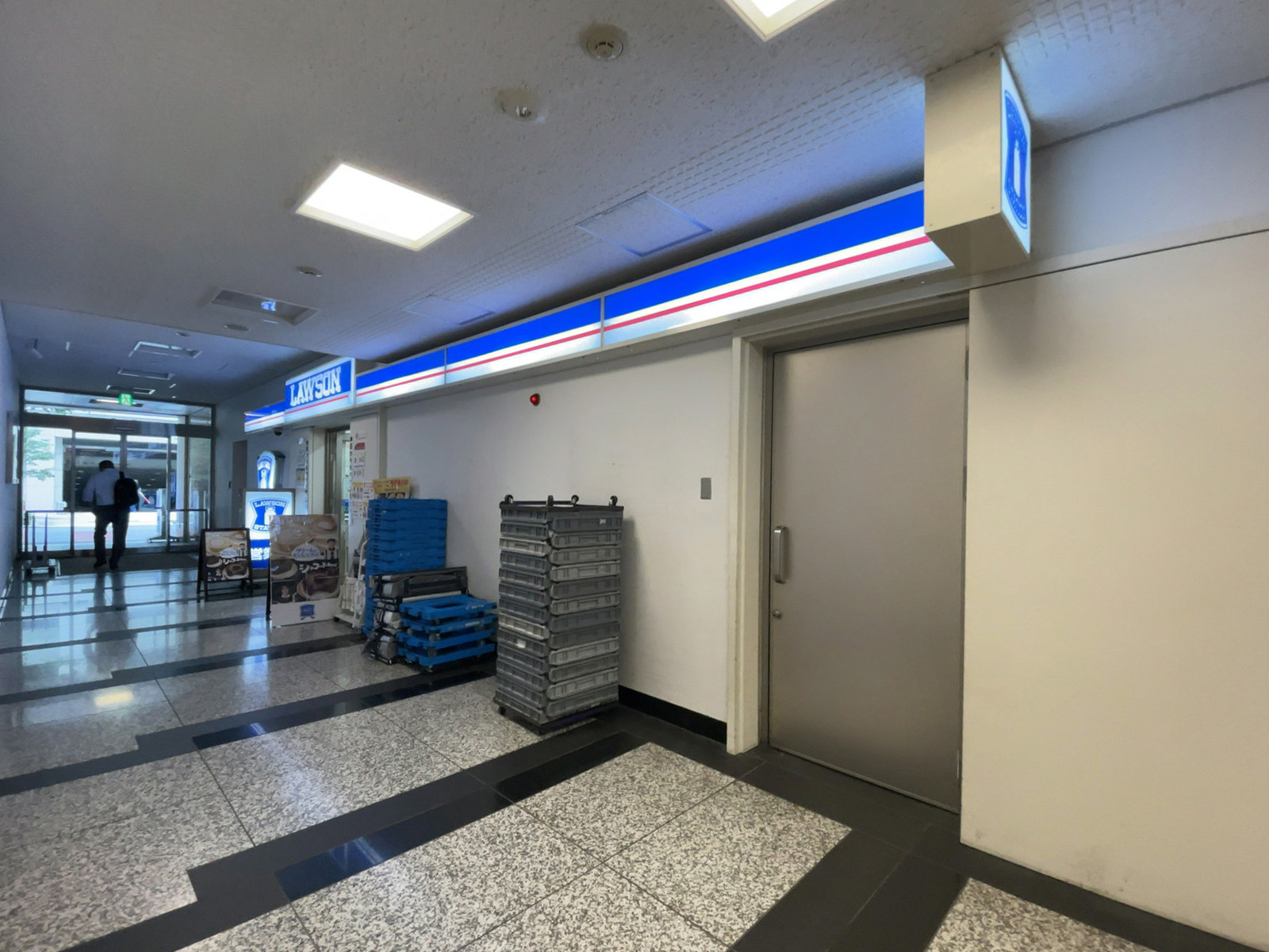 徒歩２分のローソン 丸の内仲通りビル店