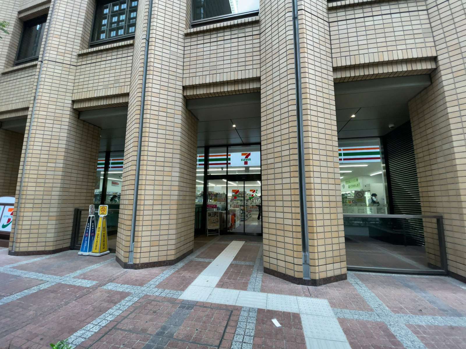 徒歩2分のセブンイレブン 丸の内センタービル店