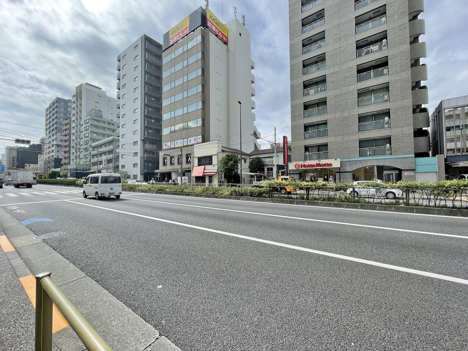 ゴールドステージビル前面の通り