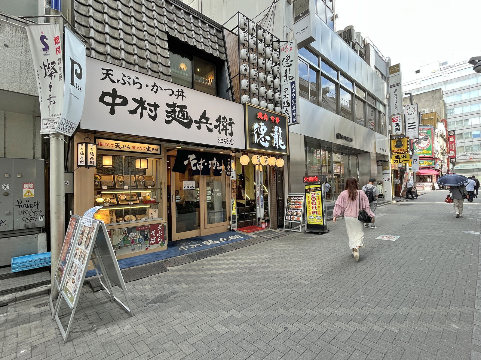 付近には飲食店が充実