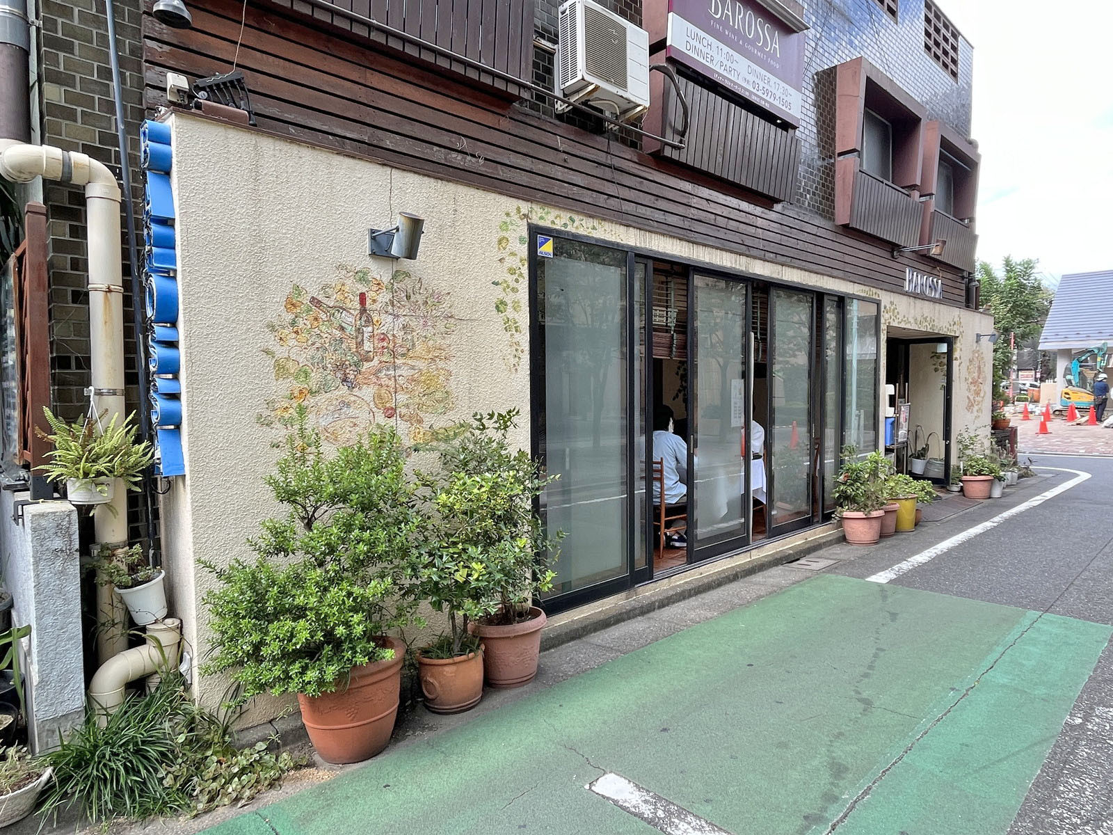 徒歩1分のレストラン「バロッサ」