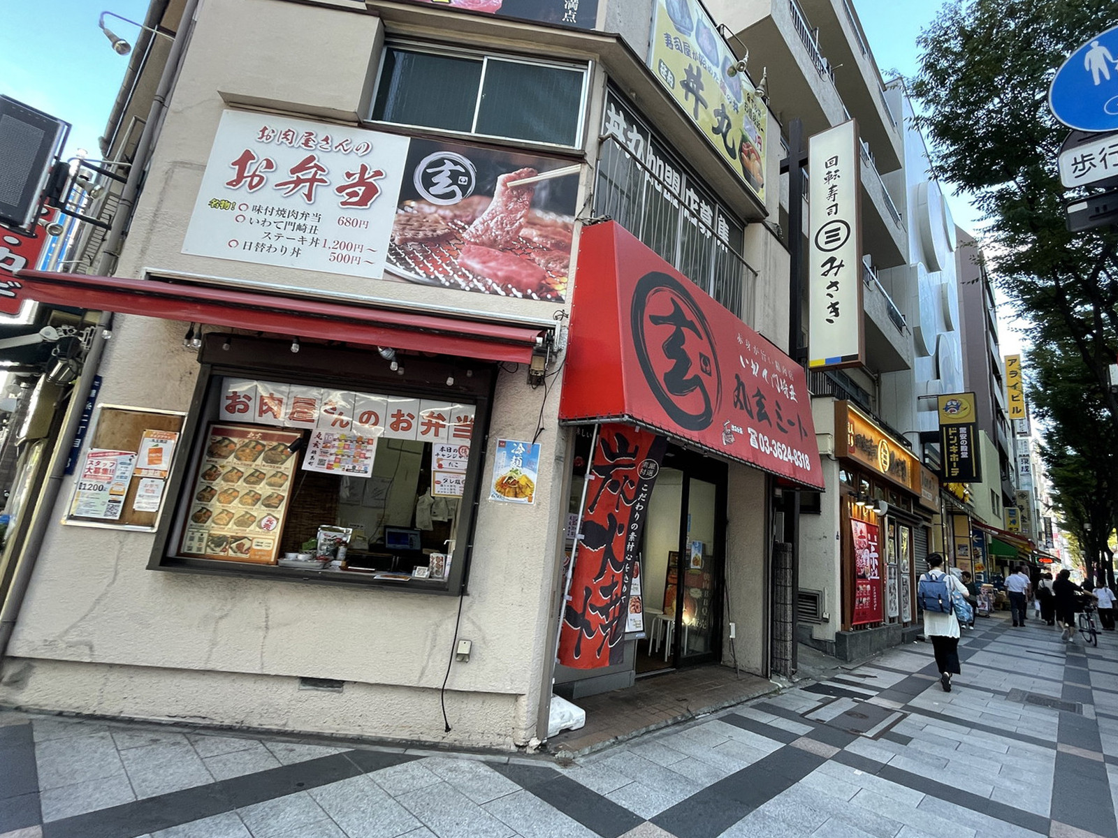 周辺には飲食店が点在