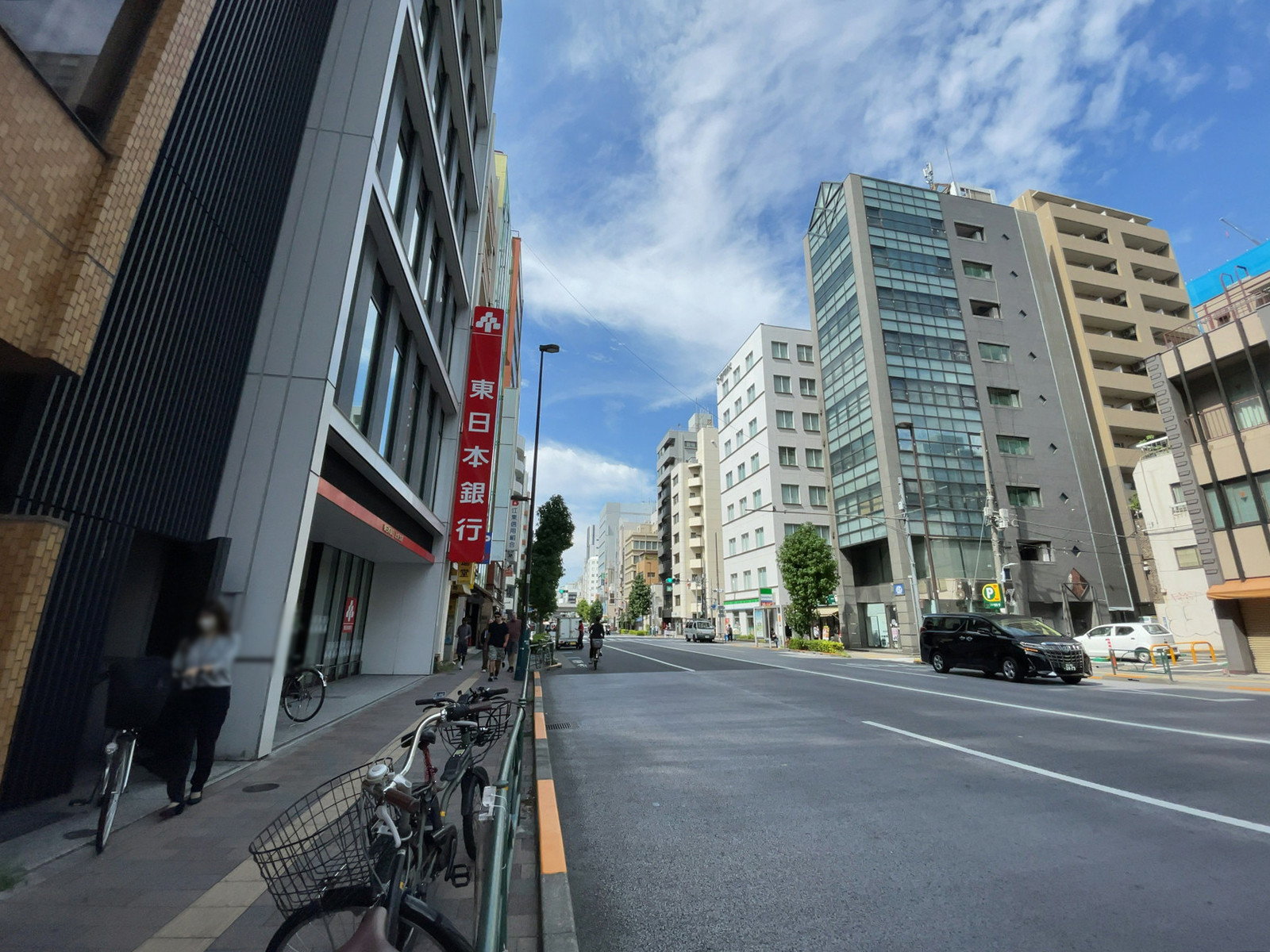 日進ビル前面の通り