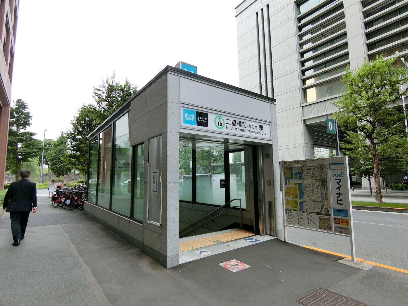 最寄りの「二重橋前駅」