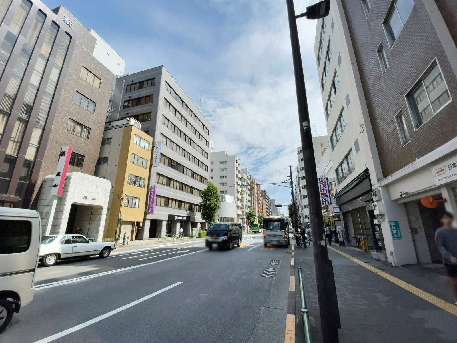 御徒町オオツカビル前面の春日通り