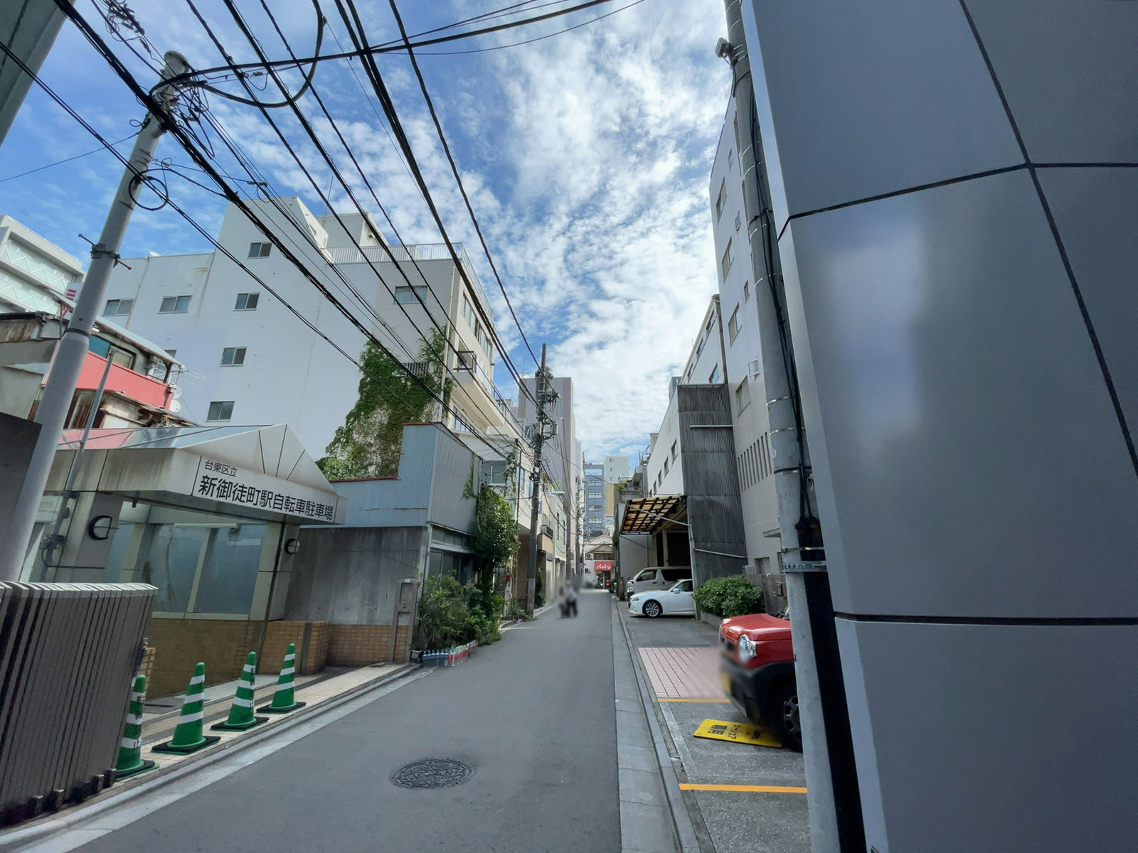 小島クラシックビル前面の通り