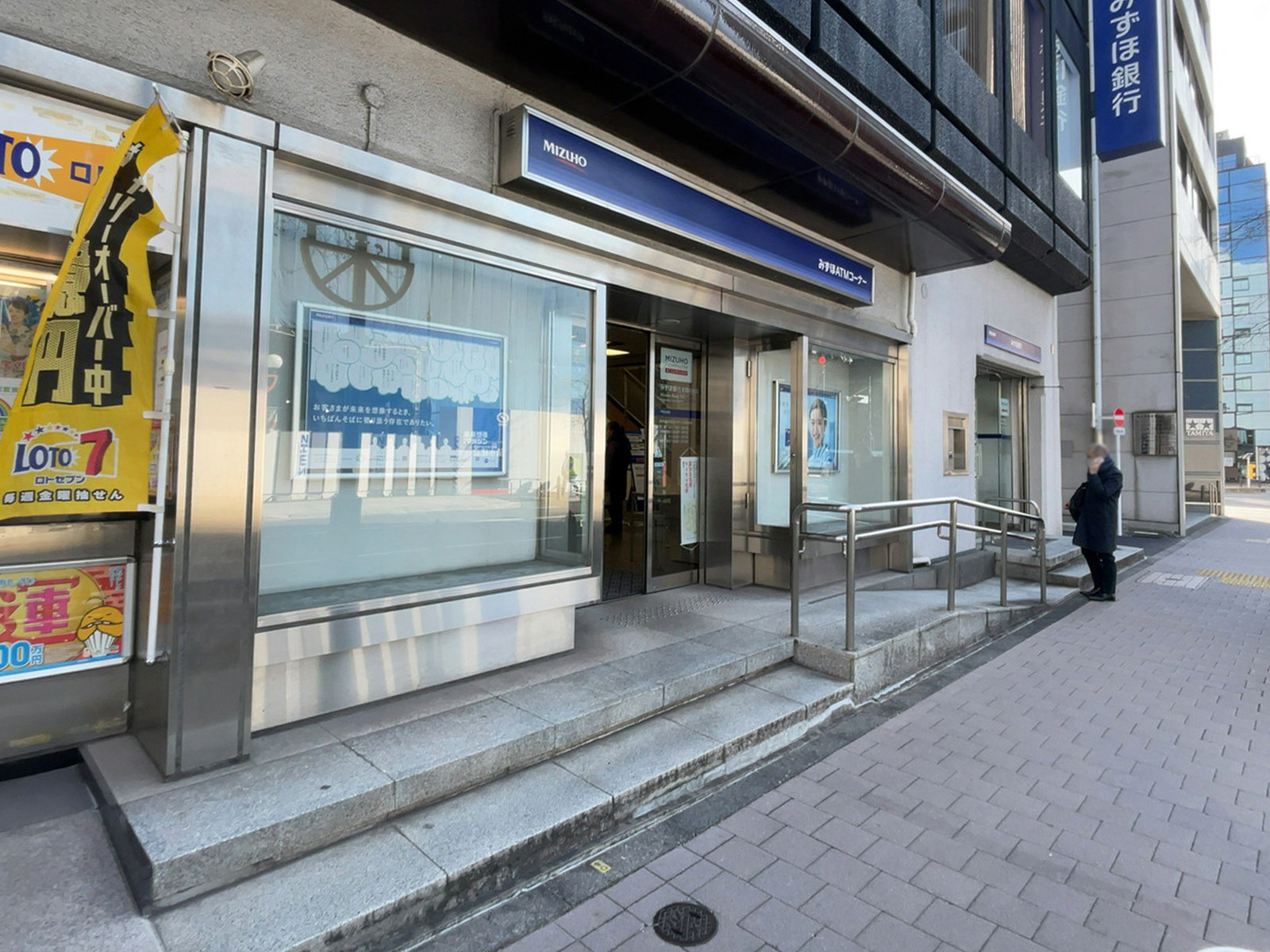 並びのみずほ銀行 新橋中央支店