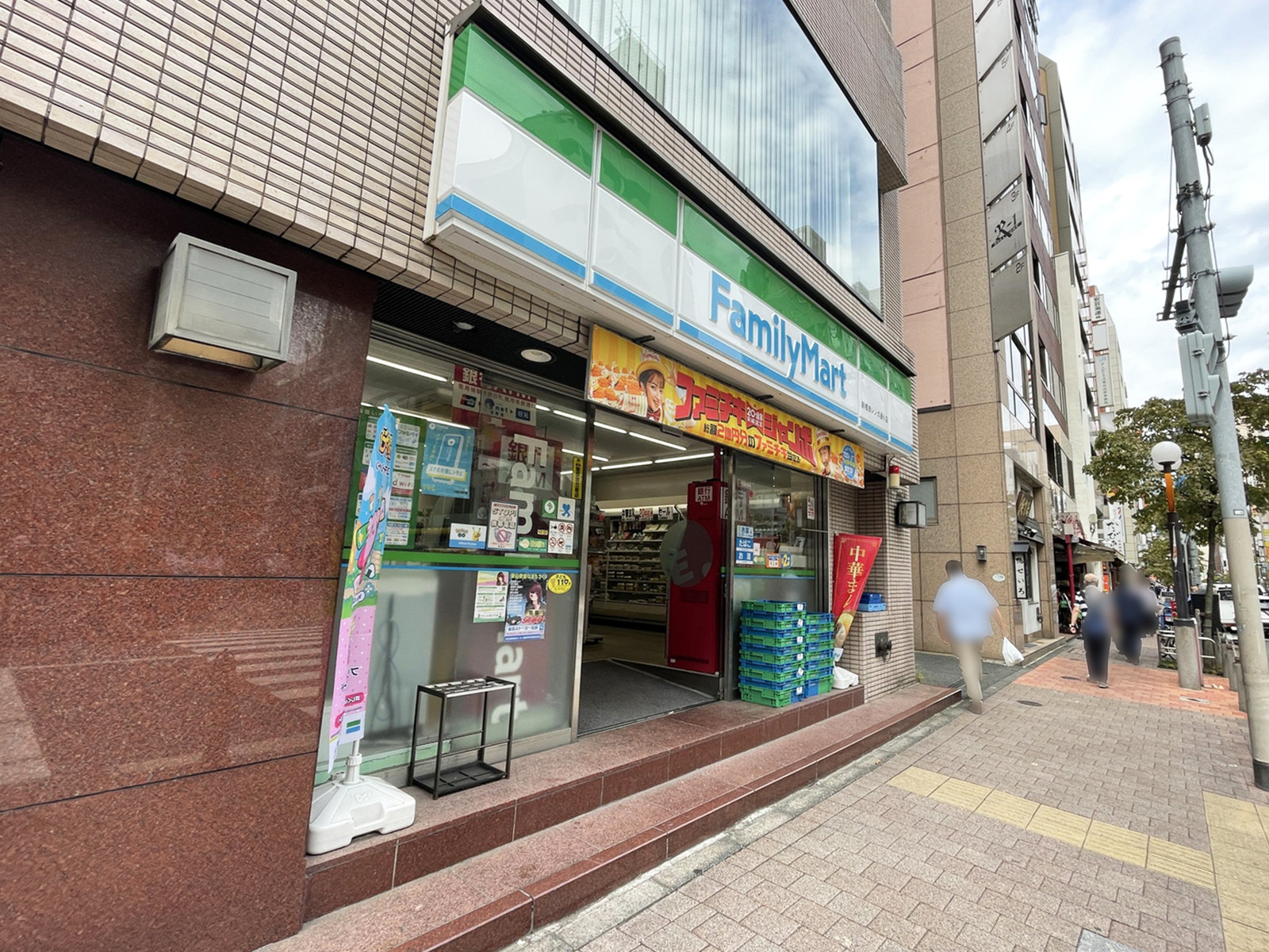 向かいのファミリーマート 新橋赤レンガ通り店