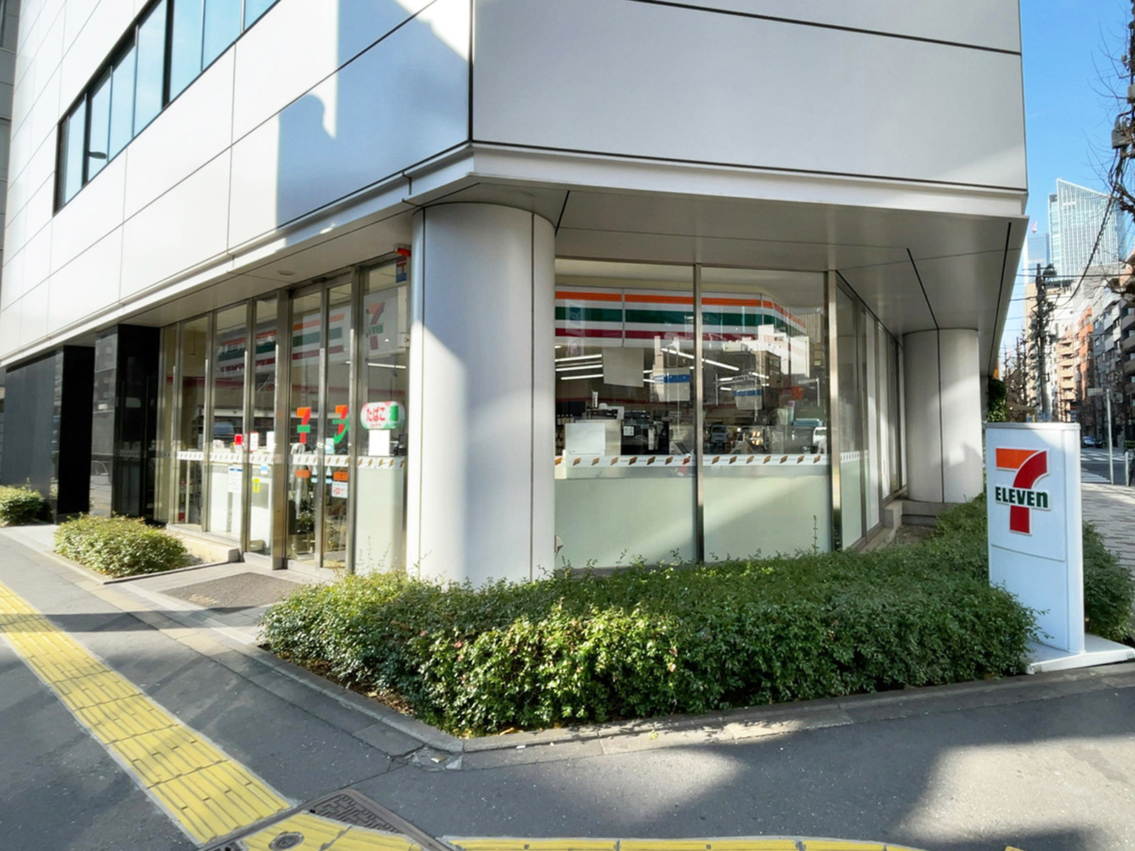 向かいのセブンイレブン新橋第一京浜店