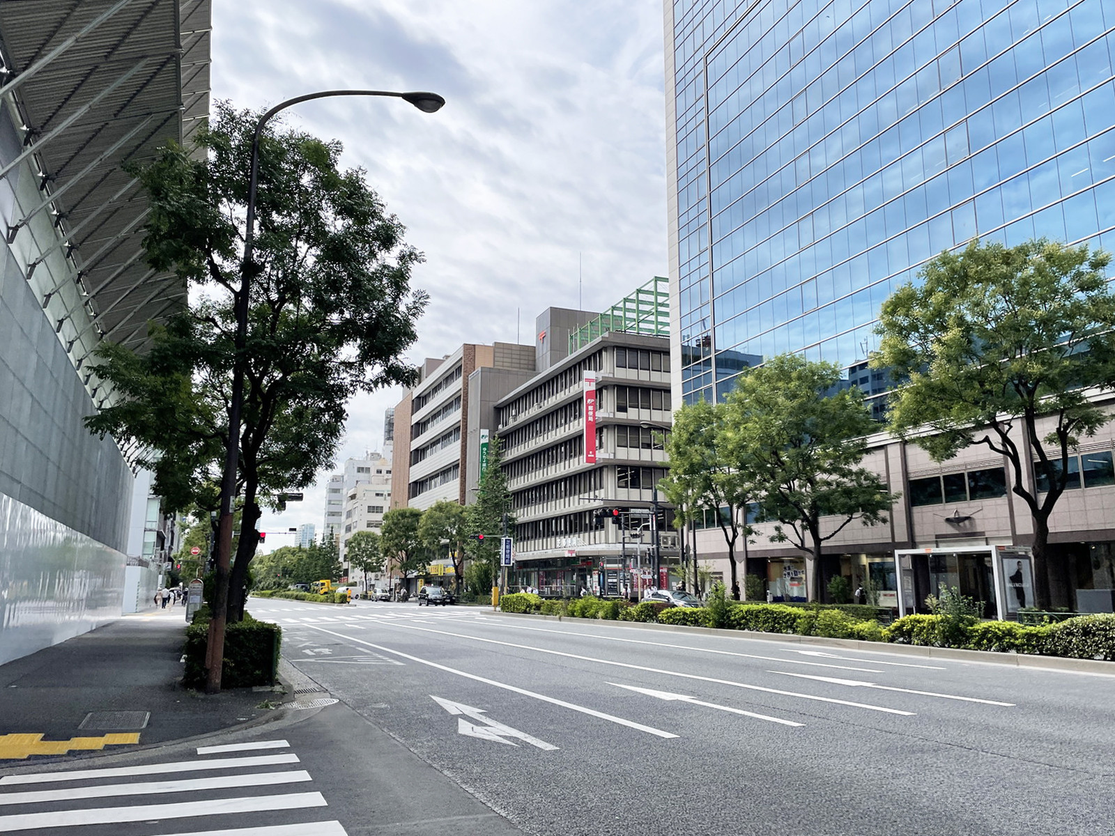片山ビル前面の日比谷通り