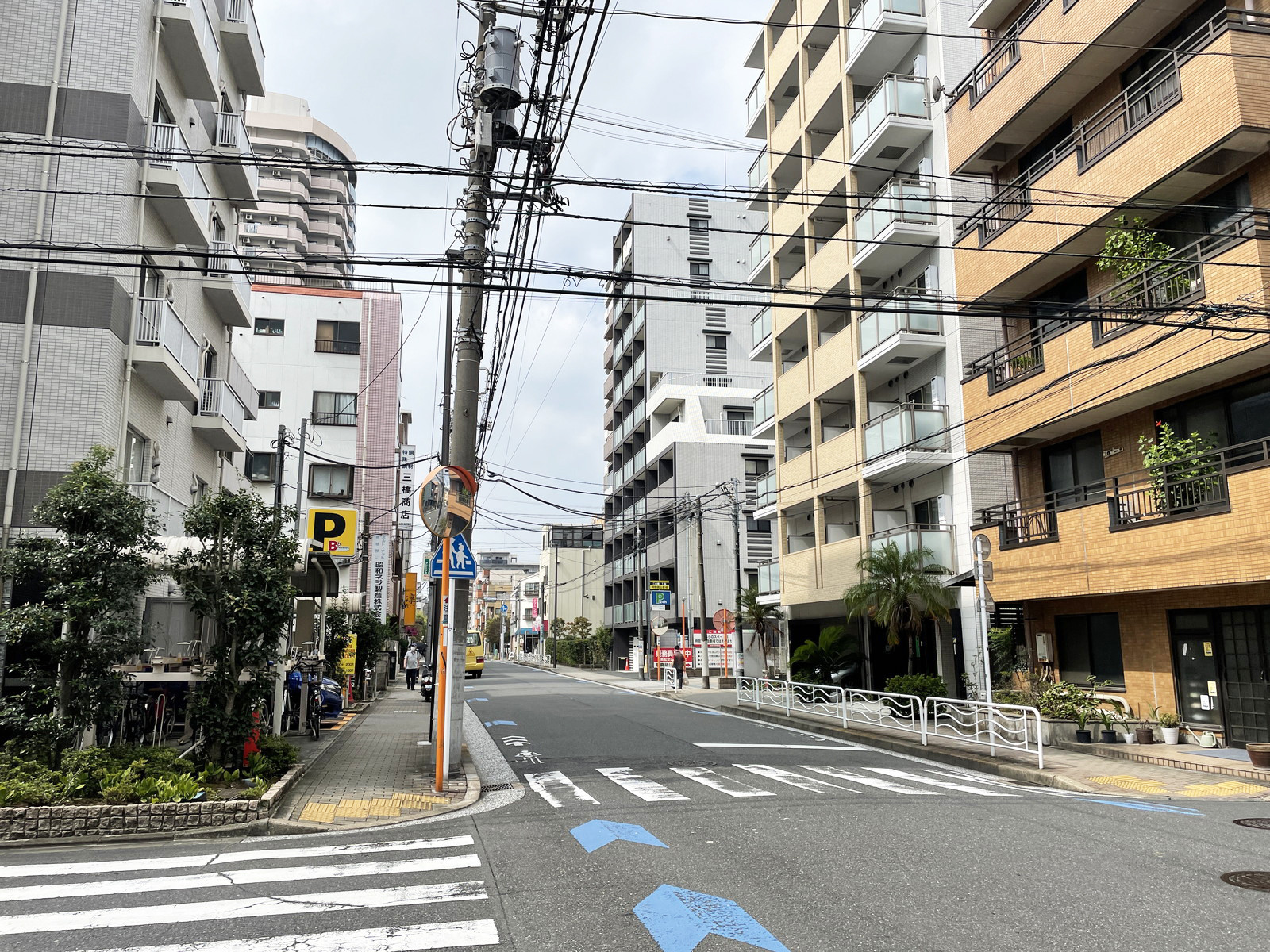小暮ハイツ前面の通り