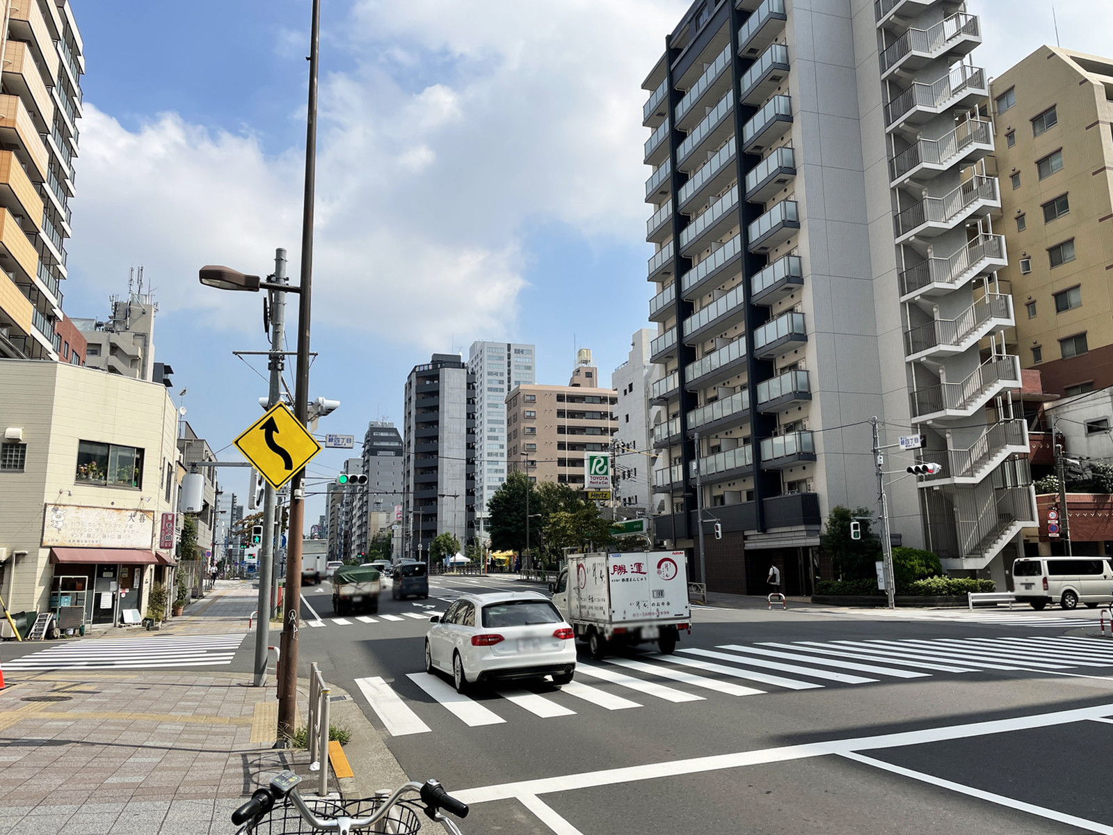 宮野ビル前面の京葉道路