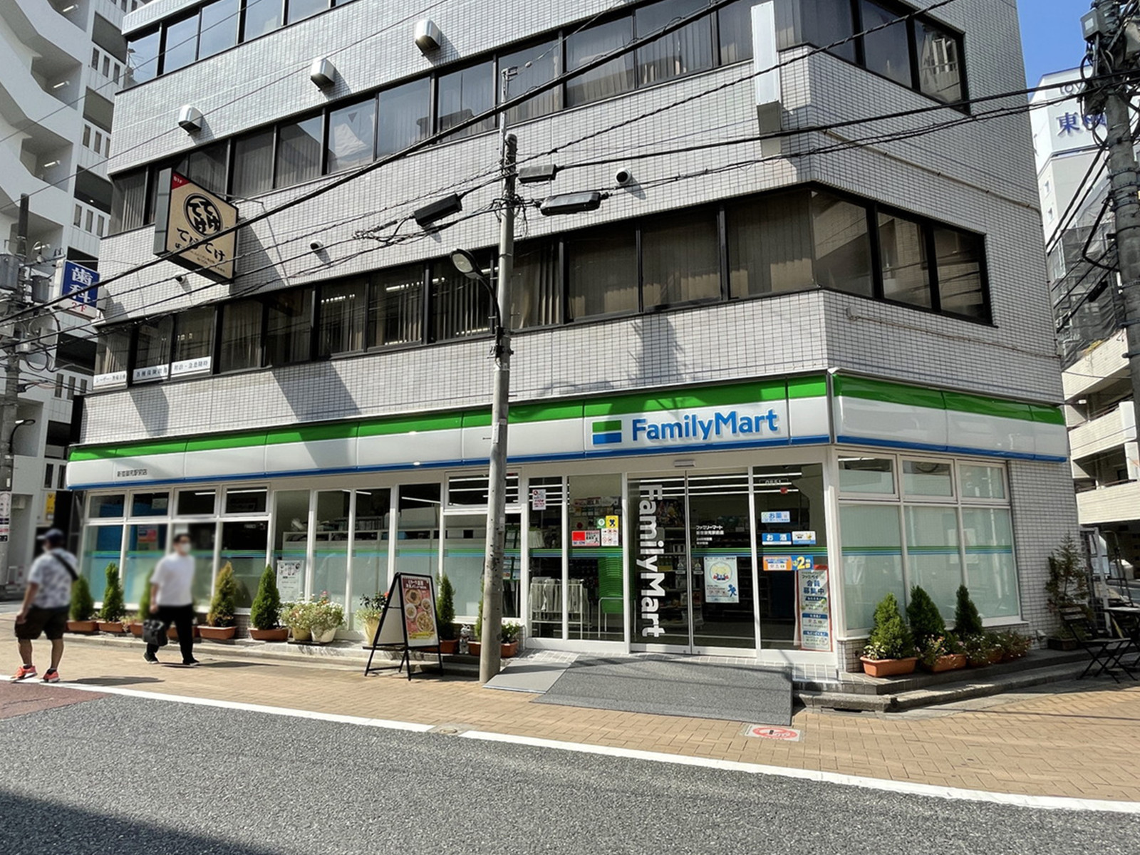 並びのファミリーマート新宿御苑前店