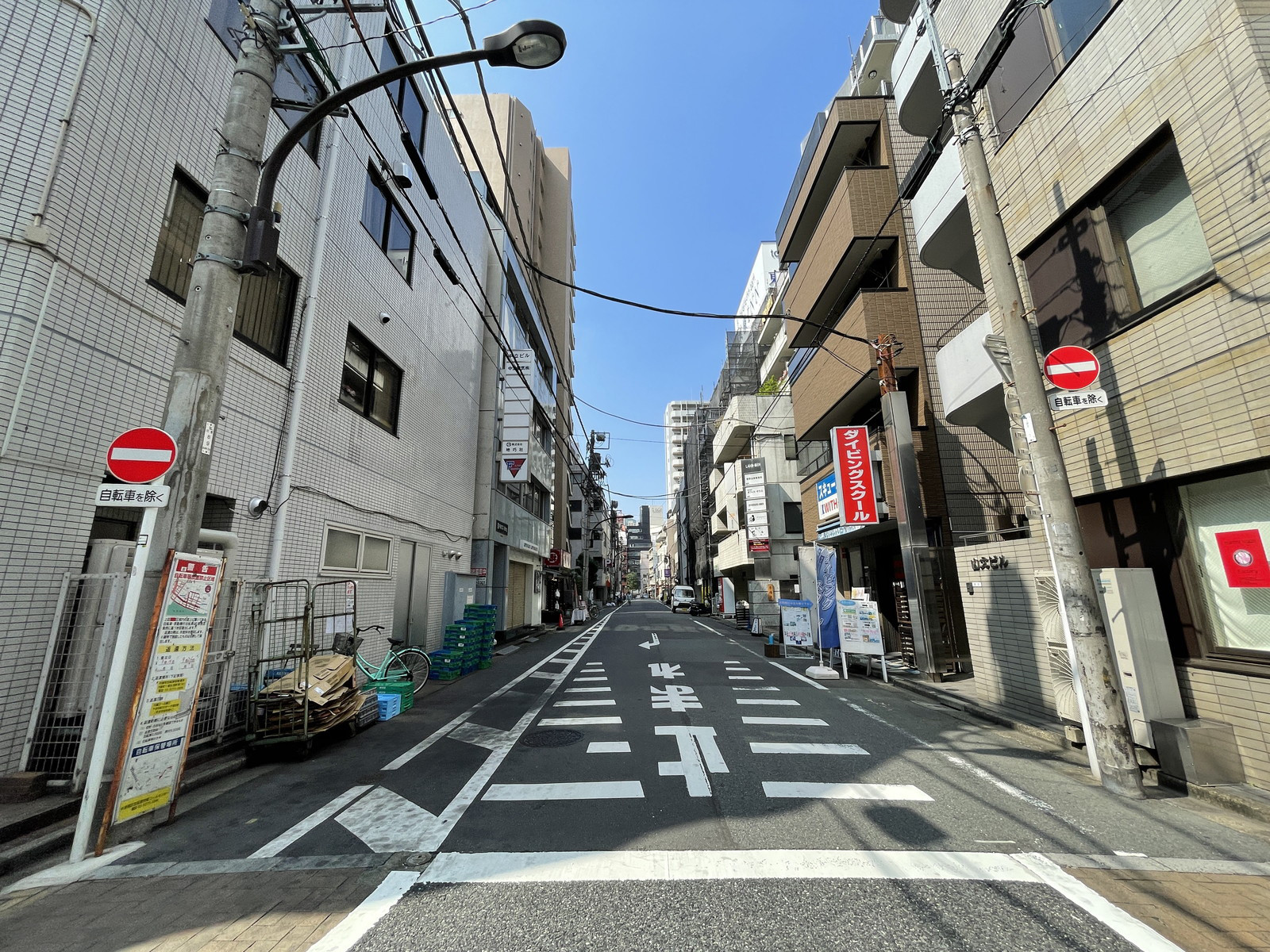 FIRSTビル前面の通り