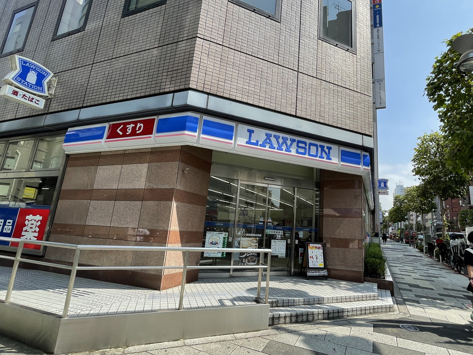 徒歩1分のローソン新宿御苑中央店