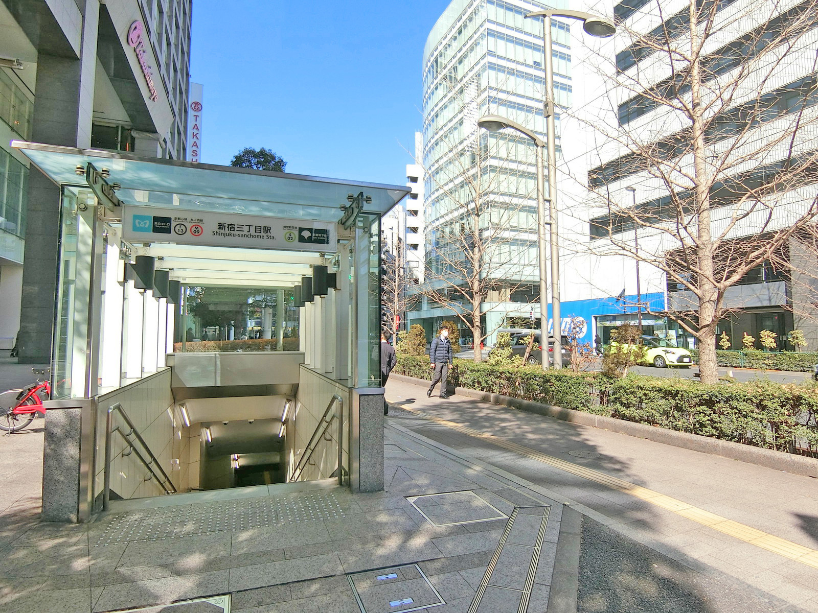 最寄りの「新宿三丁目駅」