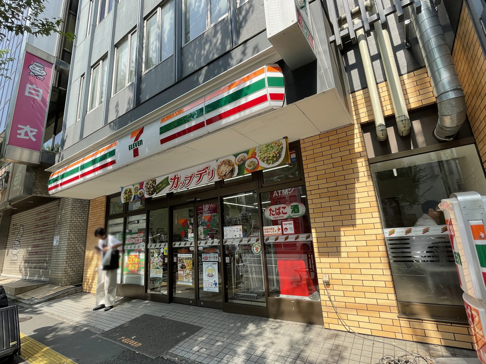 並びのセブンイレブン新宿5丁目靖国通り店