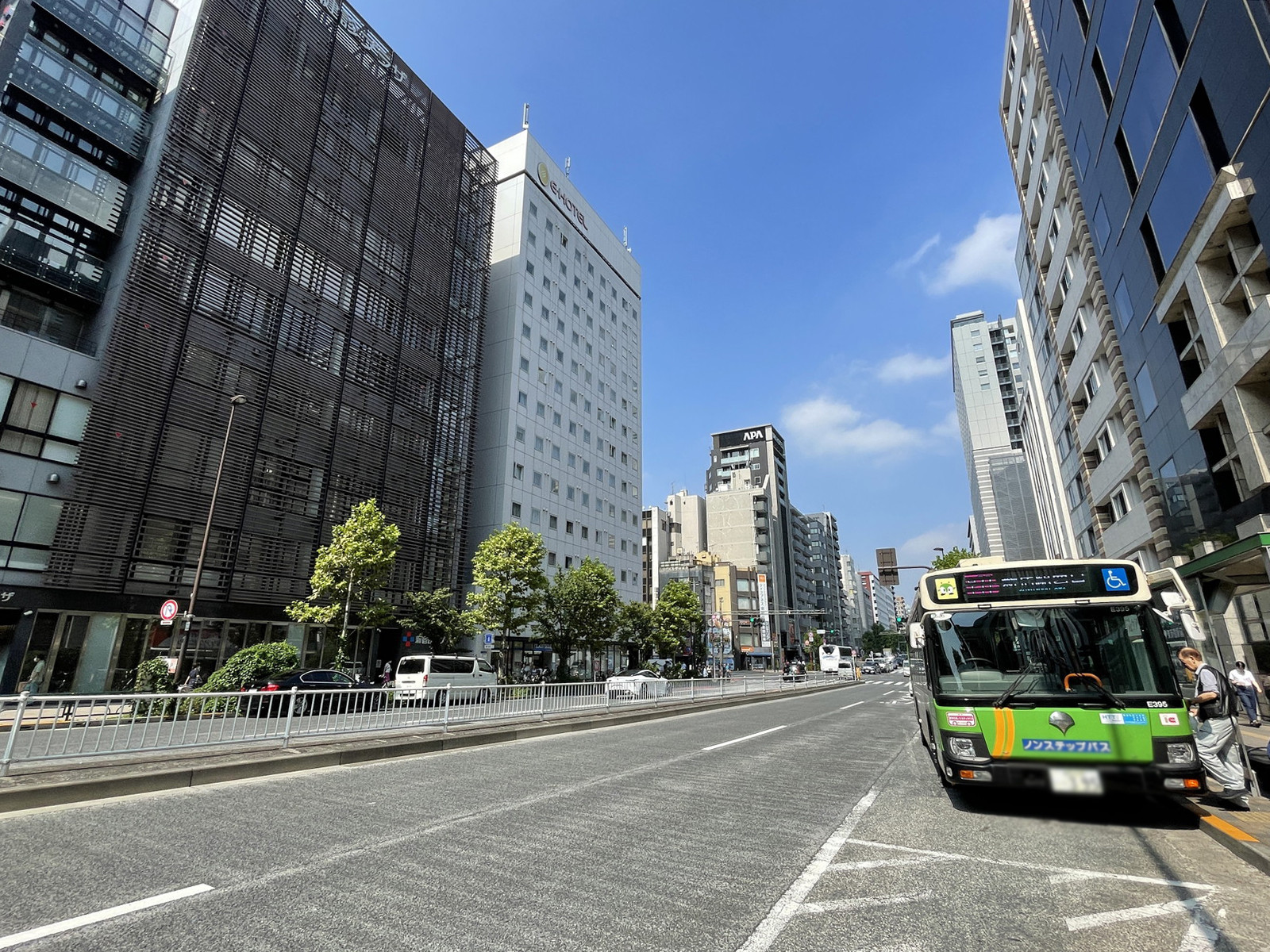 明治通りビル前面の通り