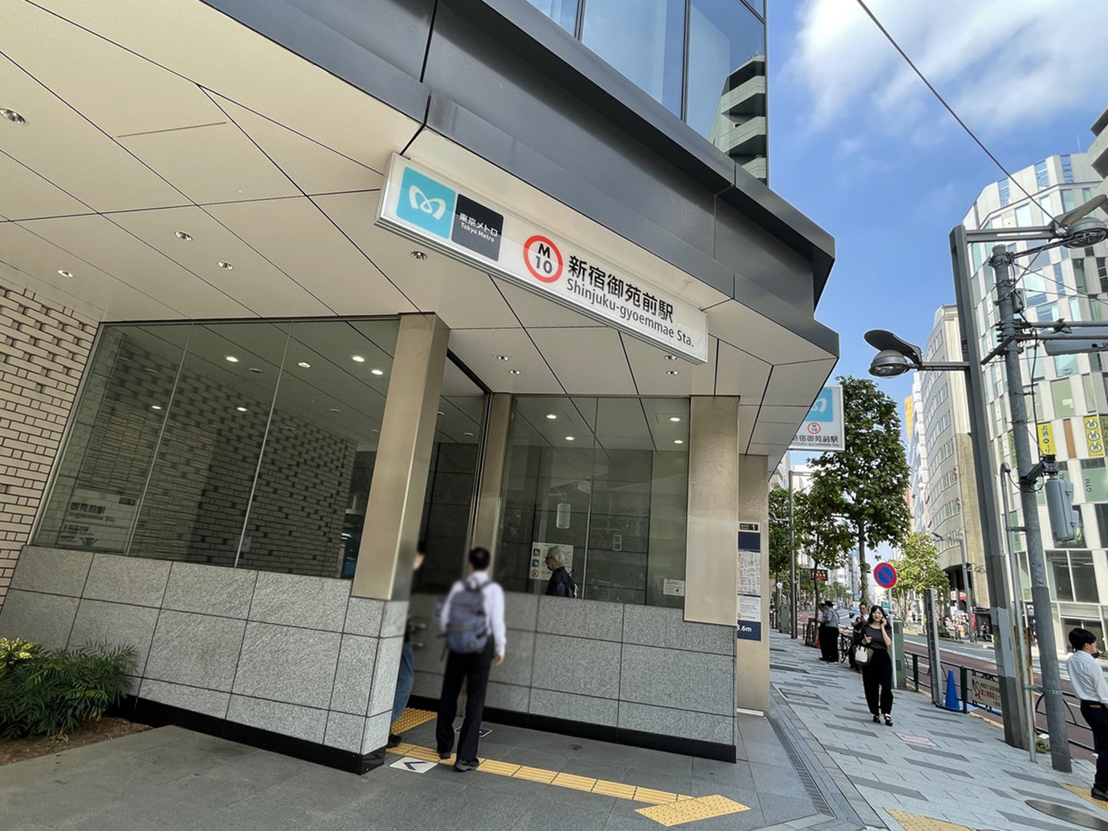 最寄りの「新宿御苑前駅」