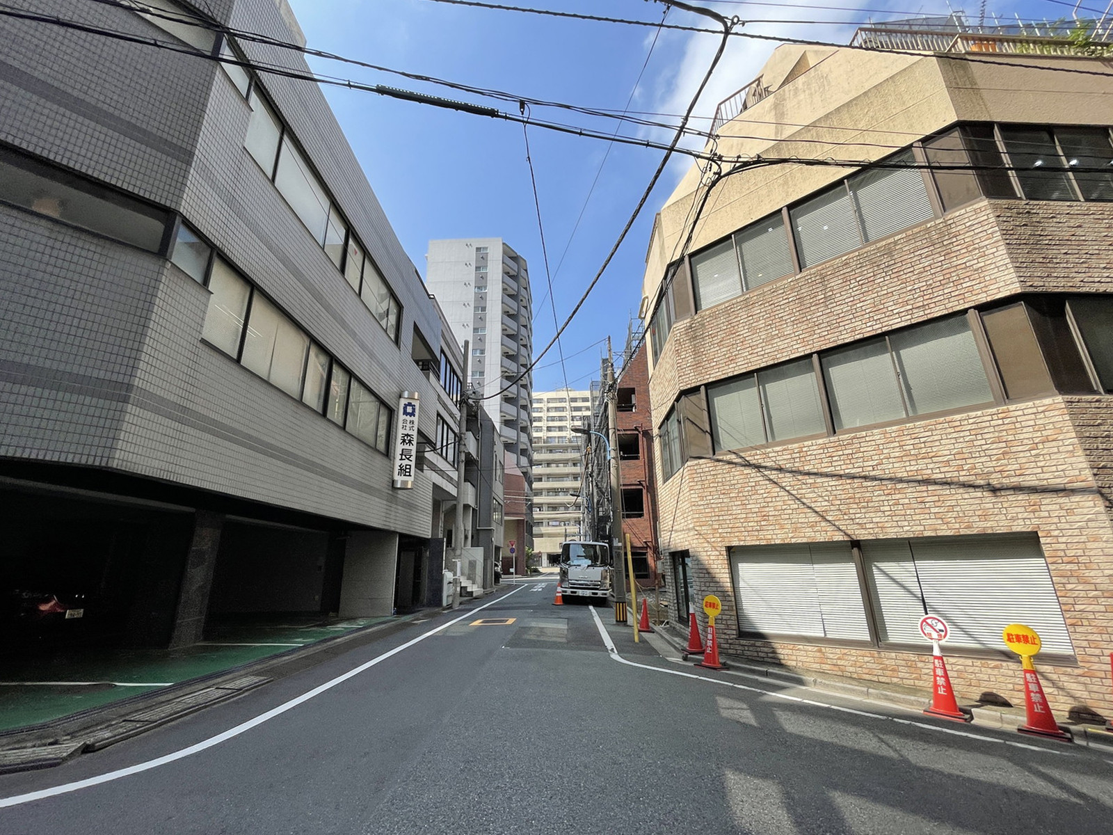 八重洲新宿御苑ビル前面の通り