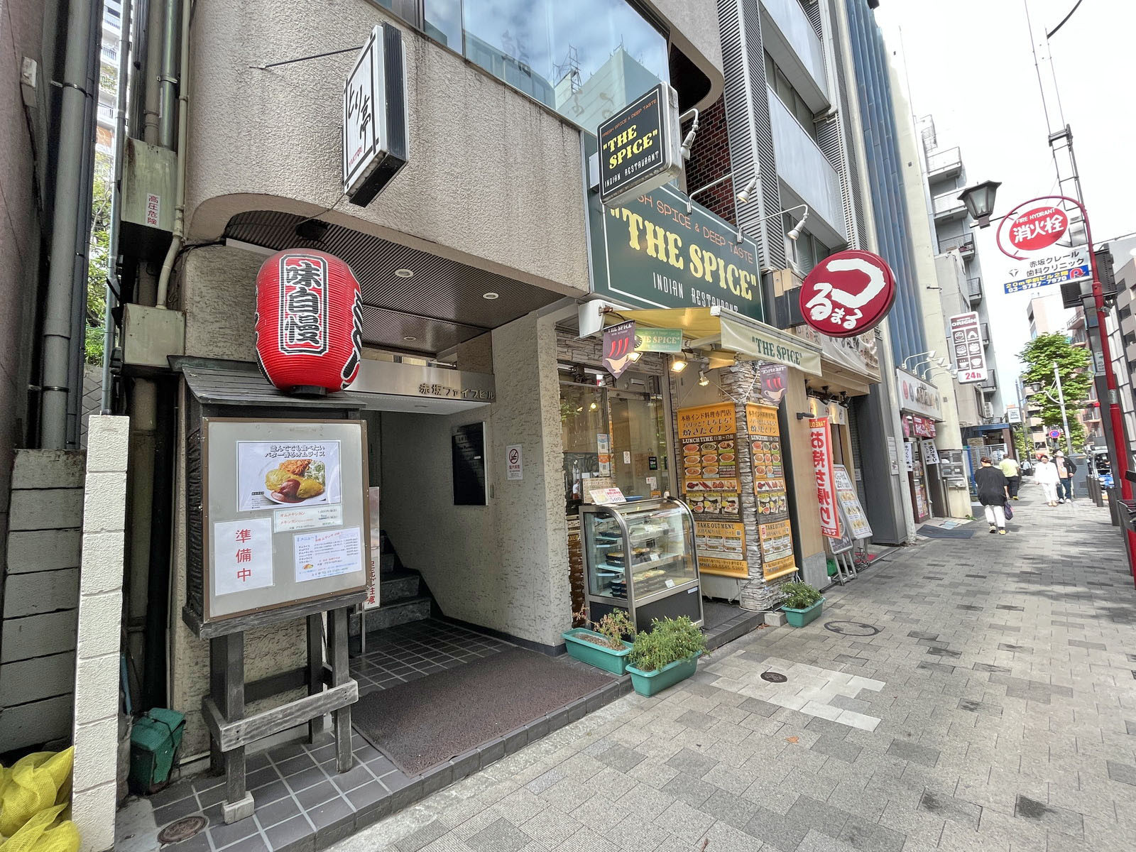 付近には飲食店が充実