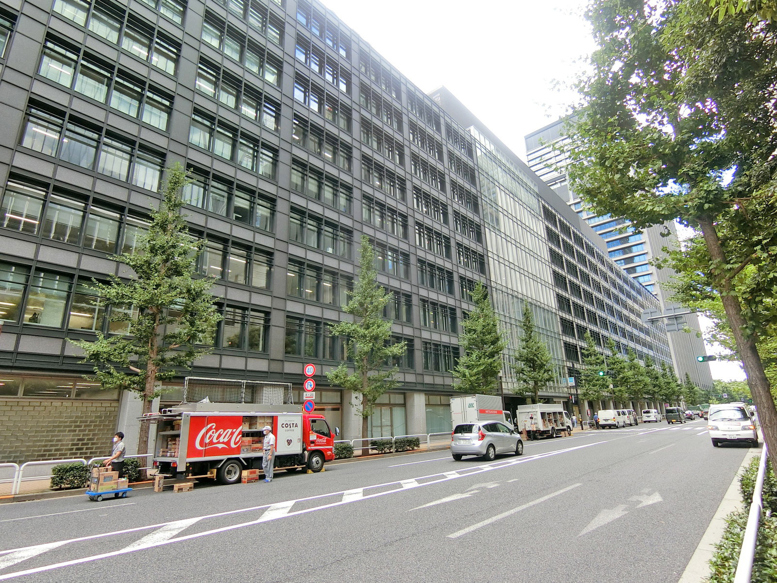 東京サンケイビル前面の大名小路