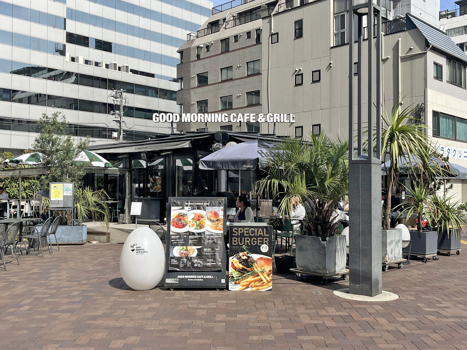 向かいの通りのGOOD MORNING CAFE & GRILL 虎ノ門