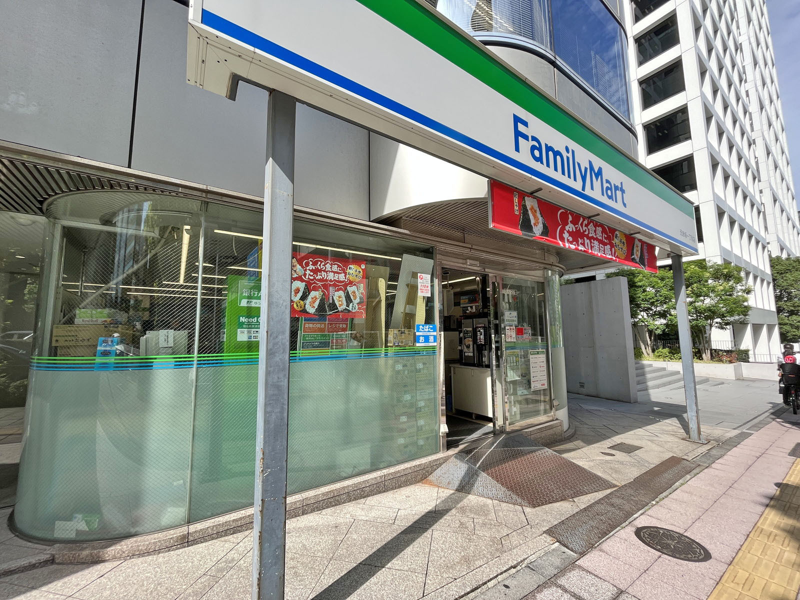 徒歩3分のファミリーマート元赤坂一丁目店
