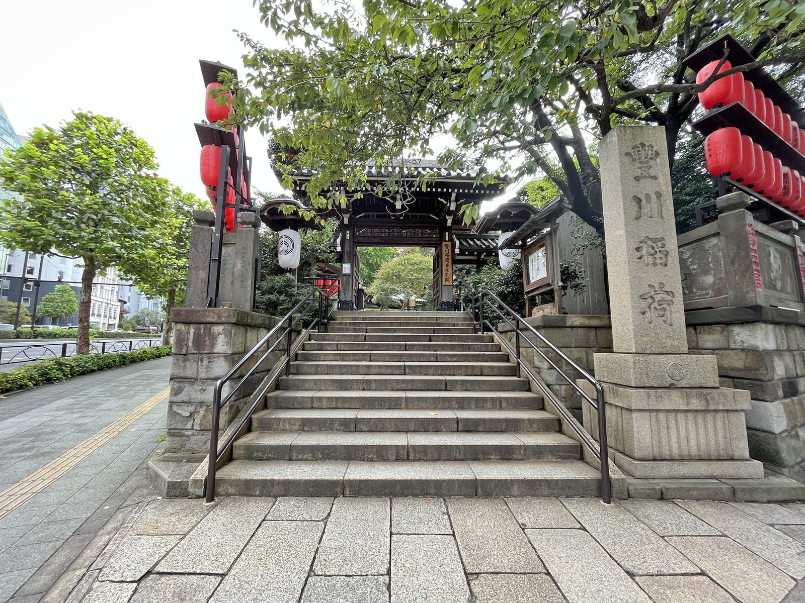 徒歩2分の豊川稲荷