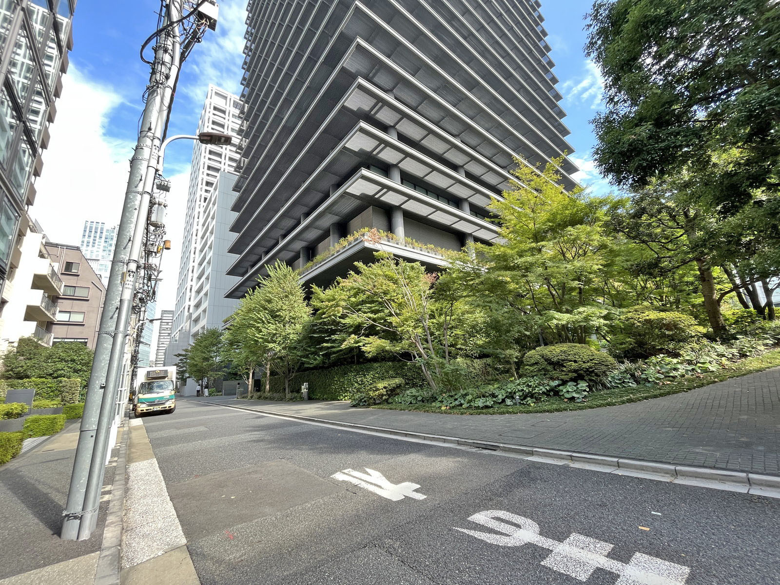 元赤坂マンション前面通り