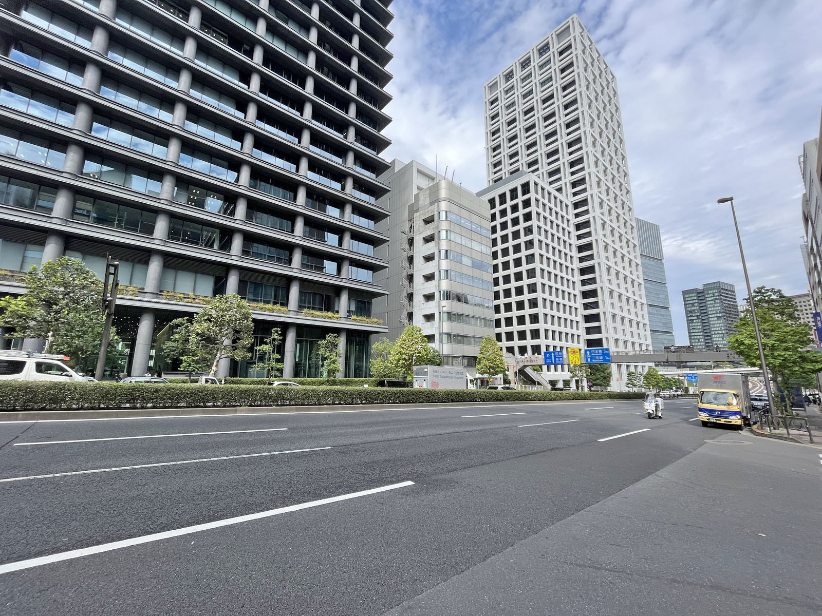 Grandir 赤坂見附前面の青山通り