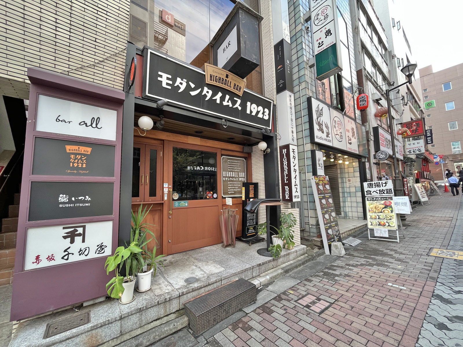 付近には飲食店が充実