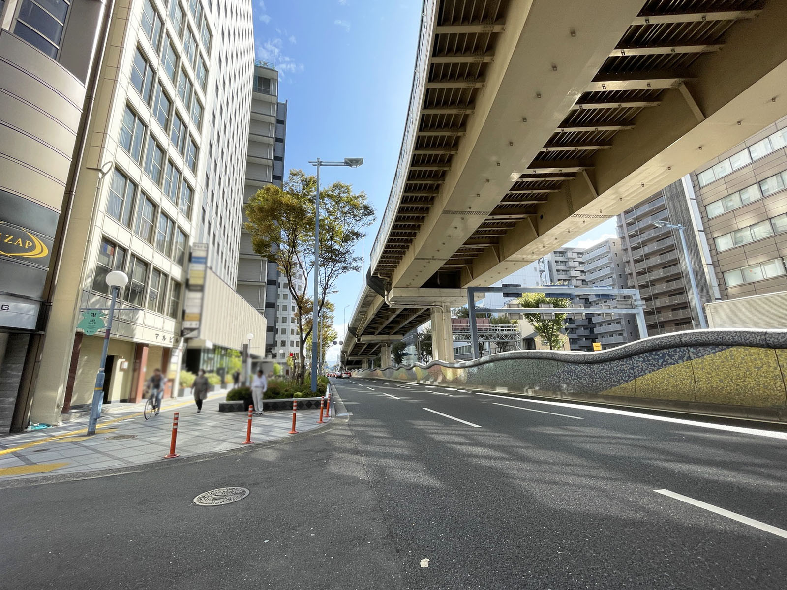 梅新ファーストビル前面の通り