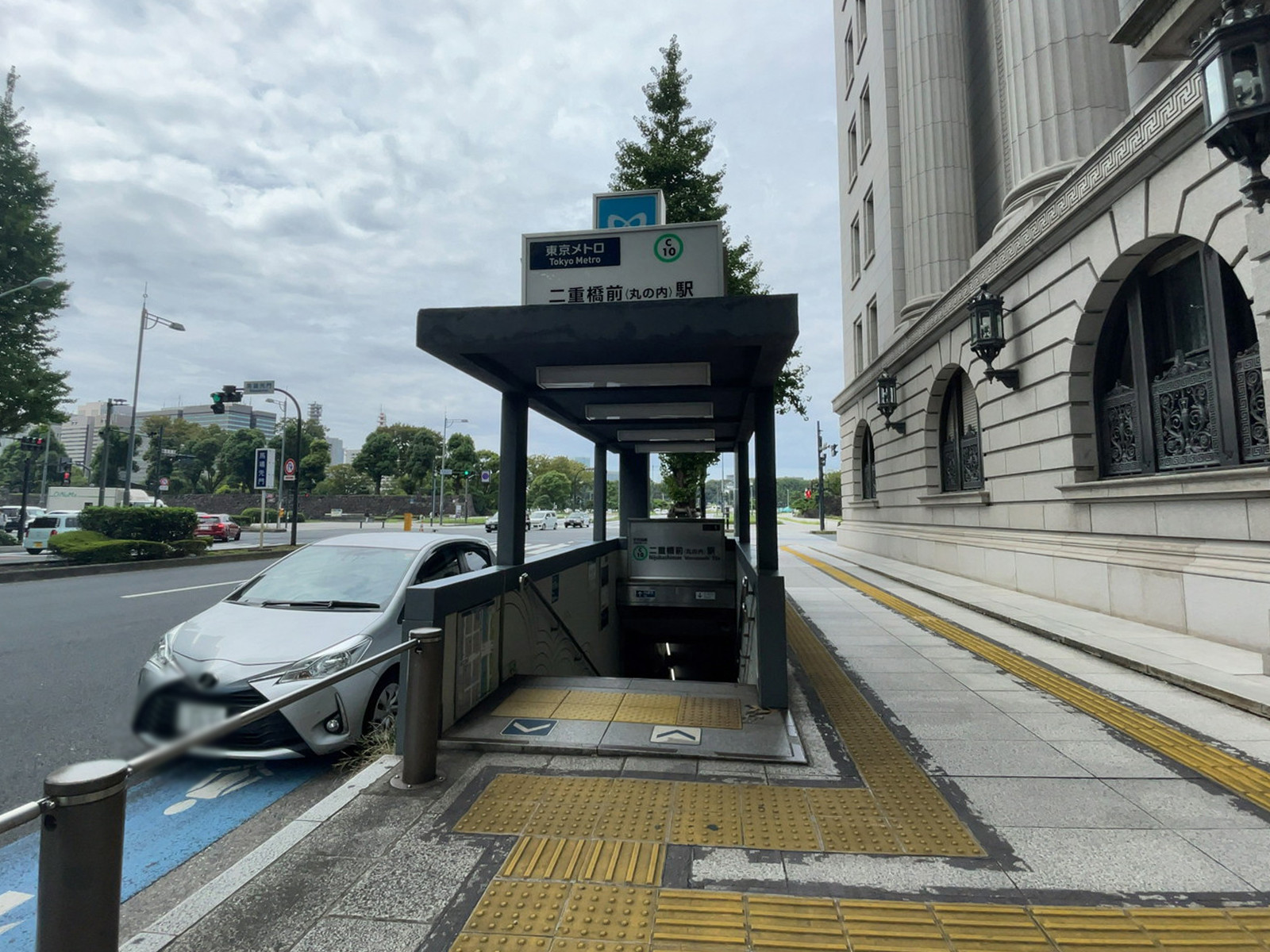 徒歩圏内の「二重橋前駅」
