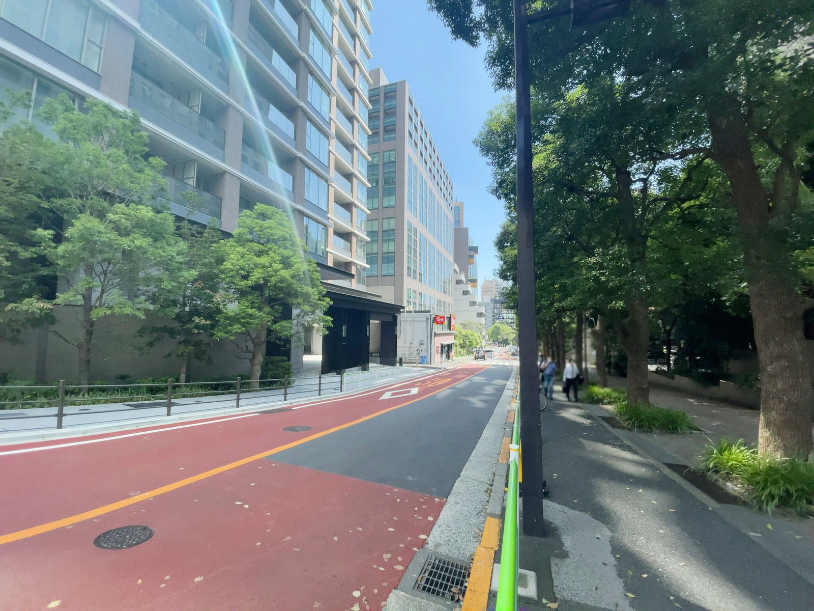 城山トラストタワー前面の通り