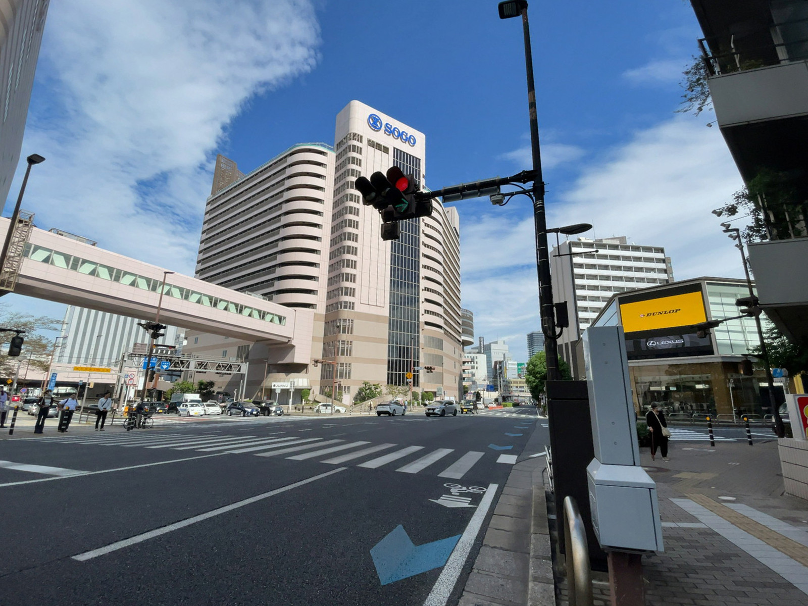 日本生命千葉駅前ビル前面の千葉街道