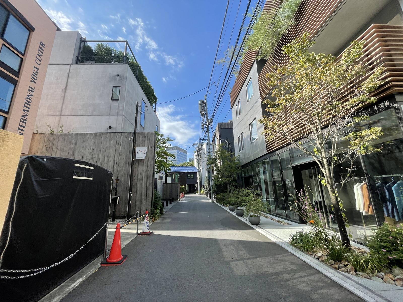 ADEOT　AOYAMA前面の通り
