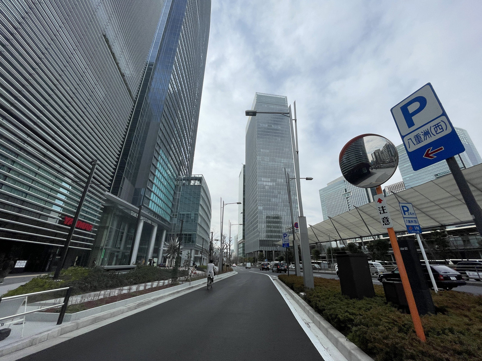 ヤンマー東京ビル前面の通り