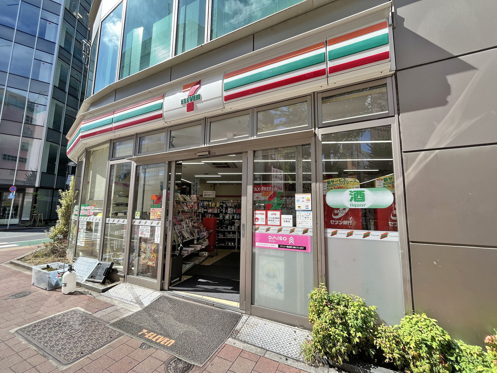 隣のセブンイレブン池袋二丁目劇場通り店