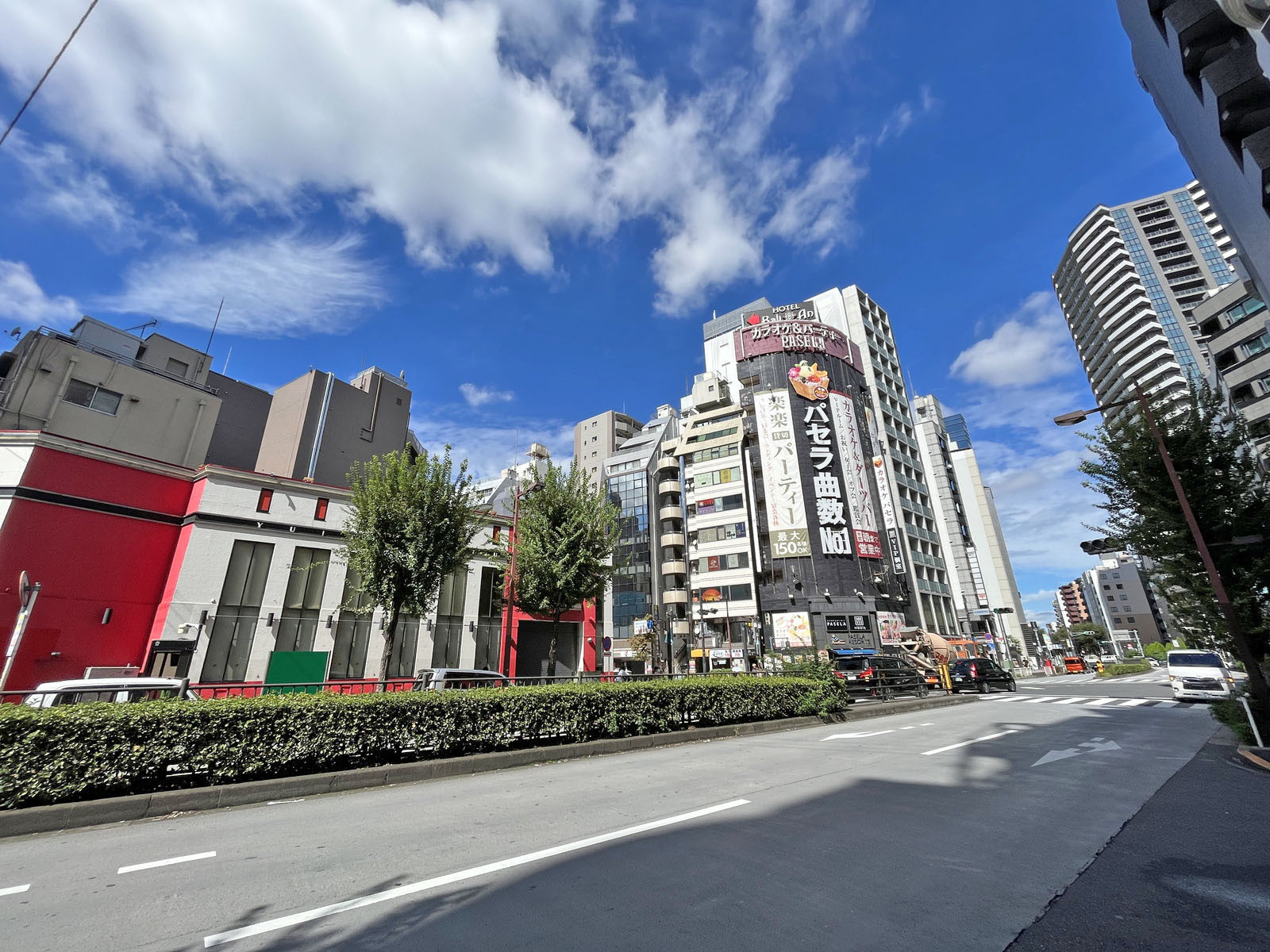 群馬銀行池袋ビル前面の劇場通り