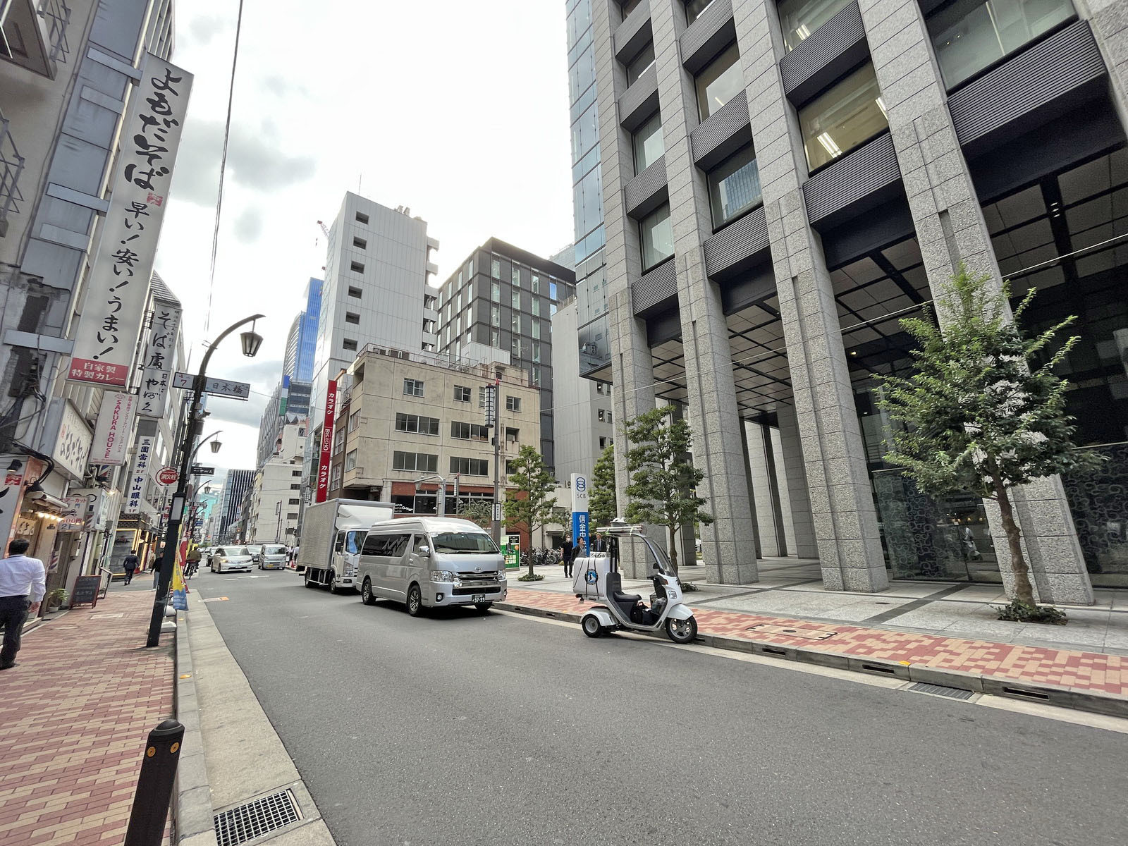 日本橋二丁目ビル前面の八重洲仲通り