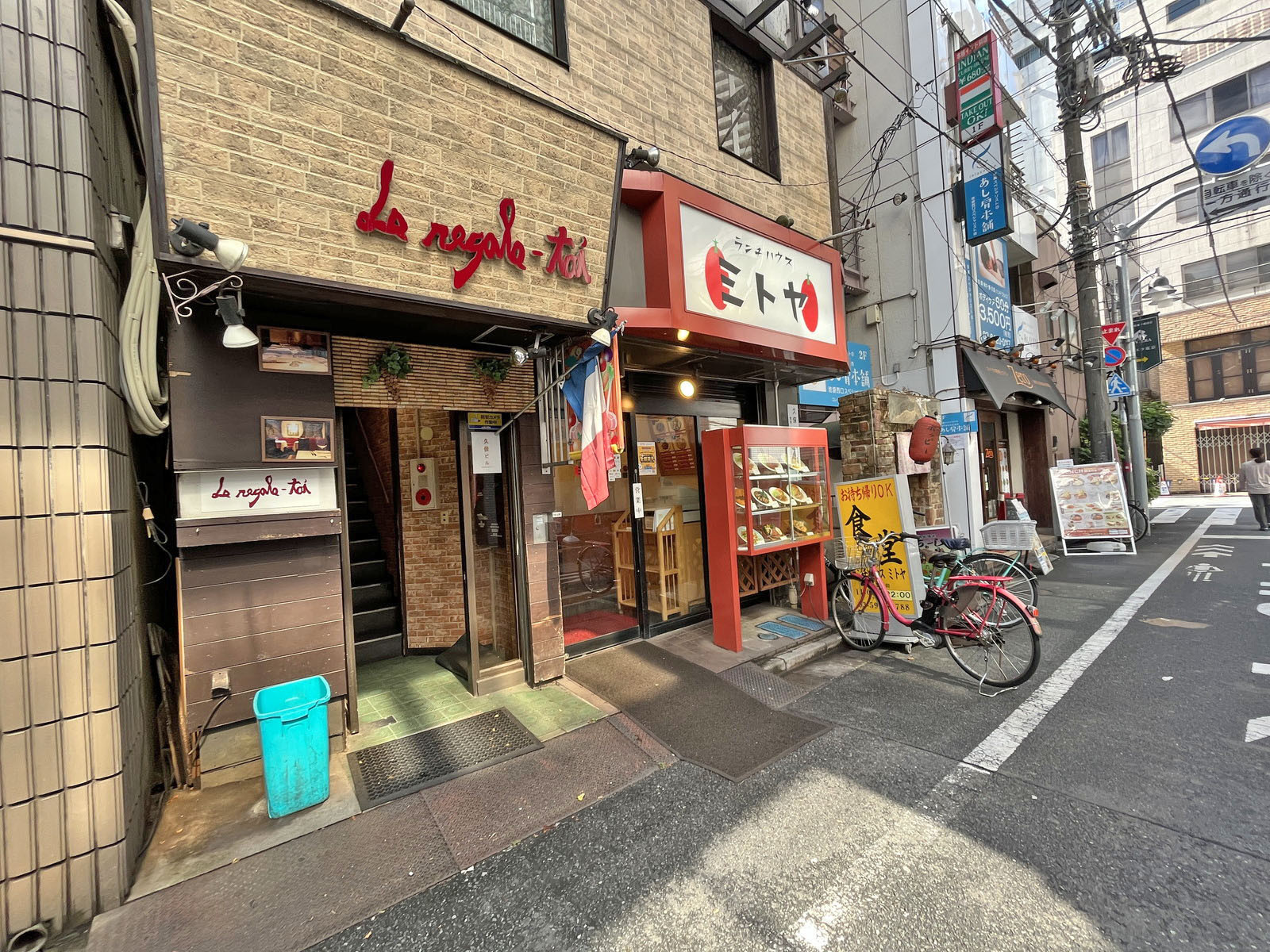 付近には飲食店が充実