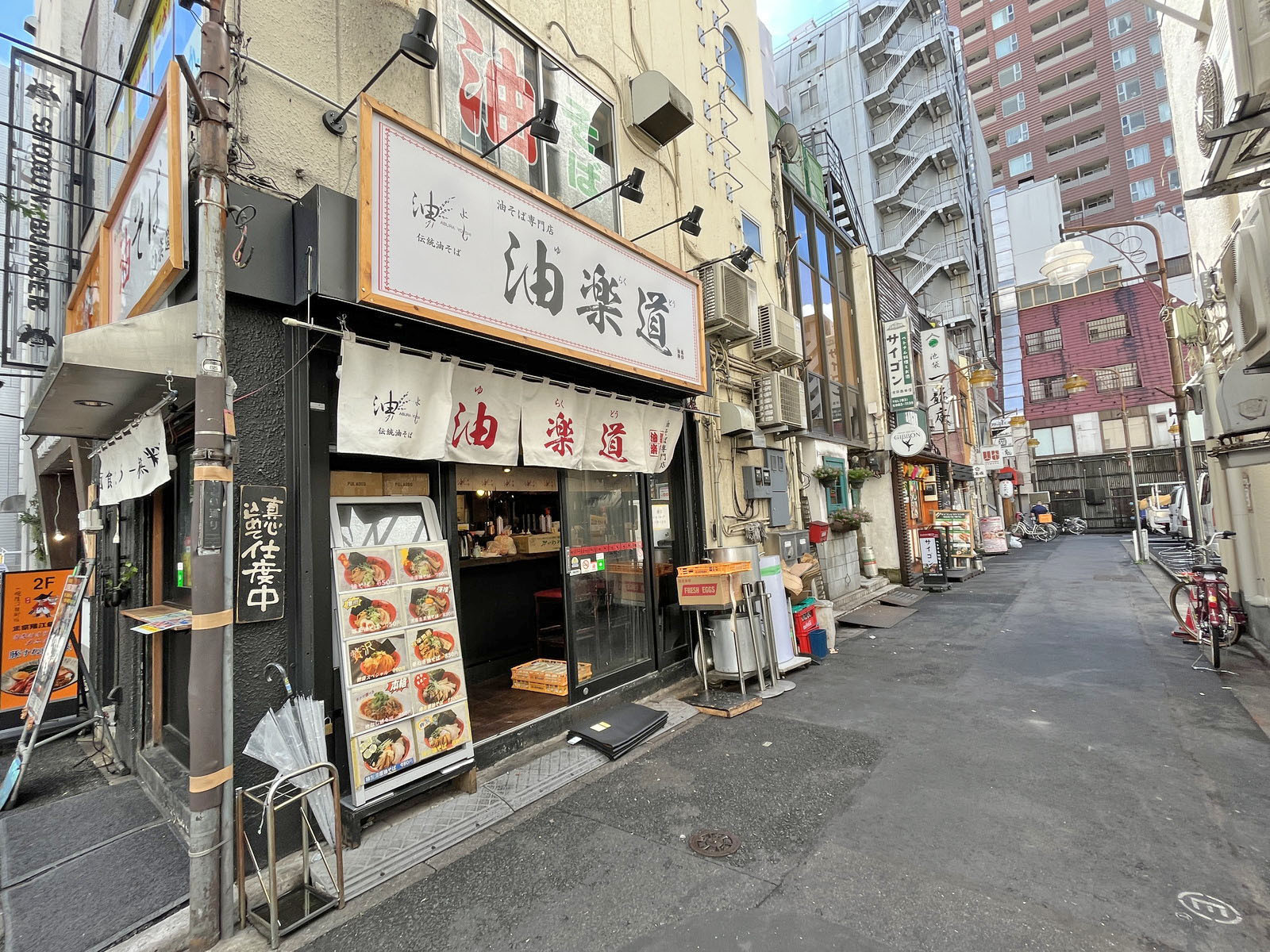 付近には飲食店が充実