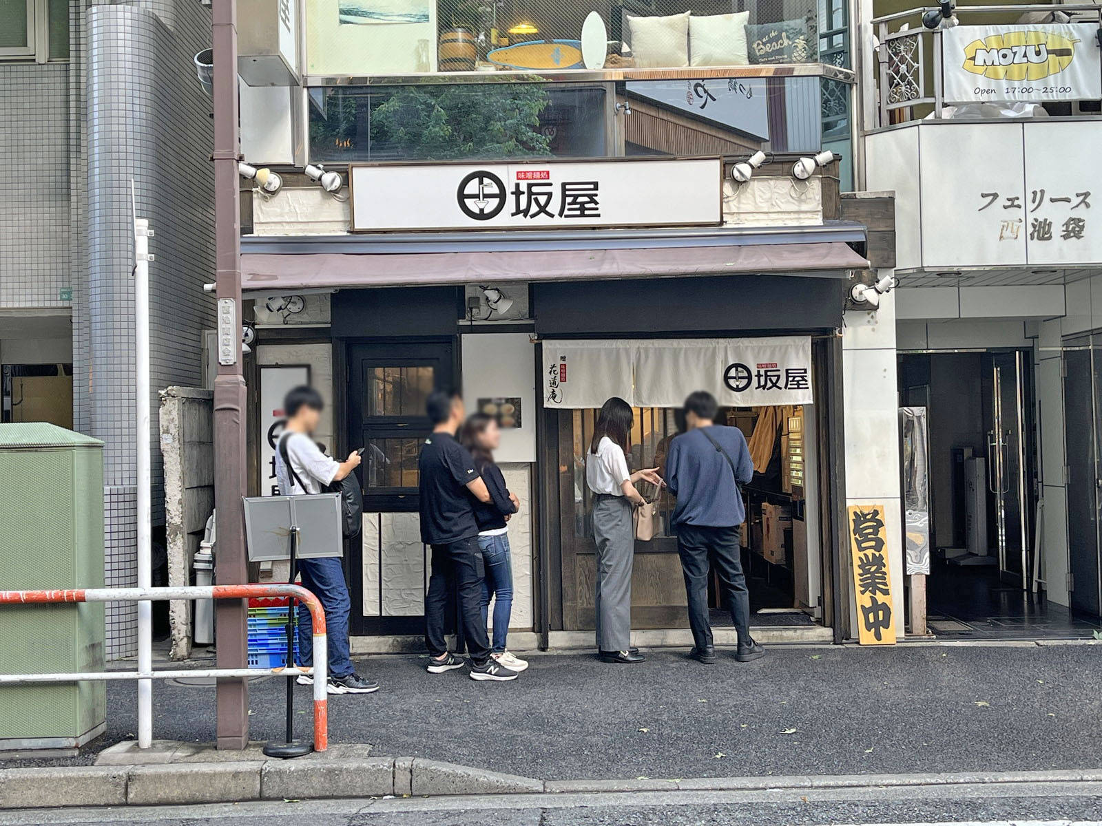 同じ並びのラーメン田坂屋