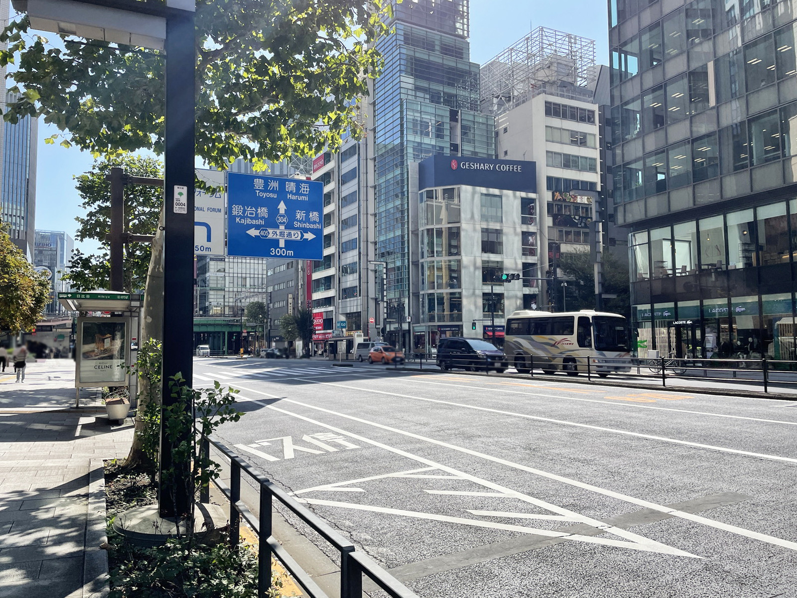 東宝日比谷プロムナード前面の晴海通り