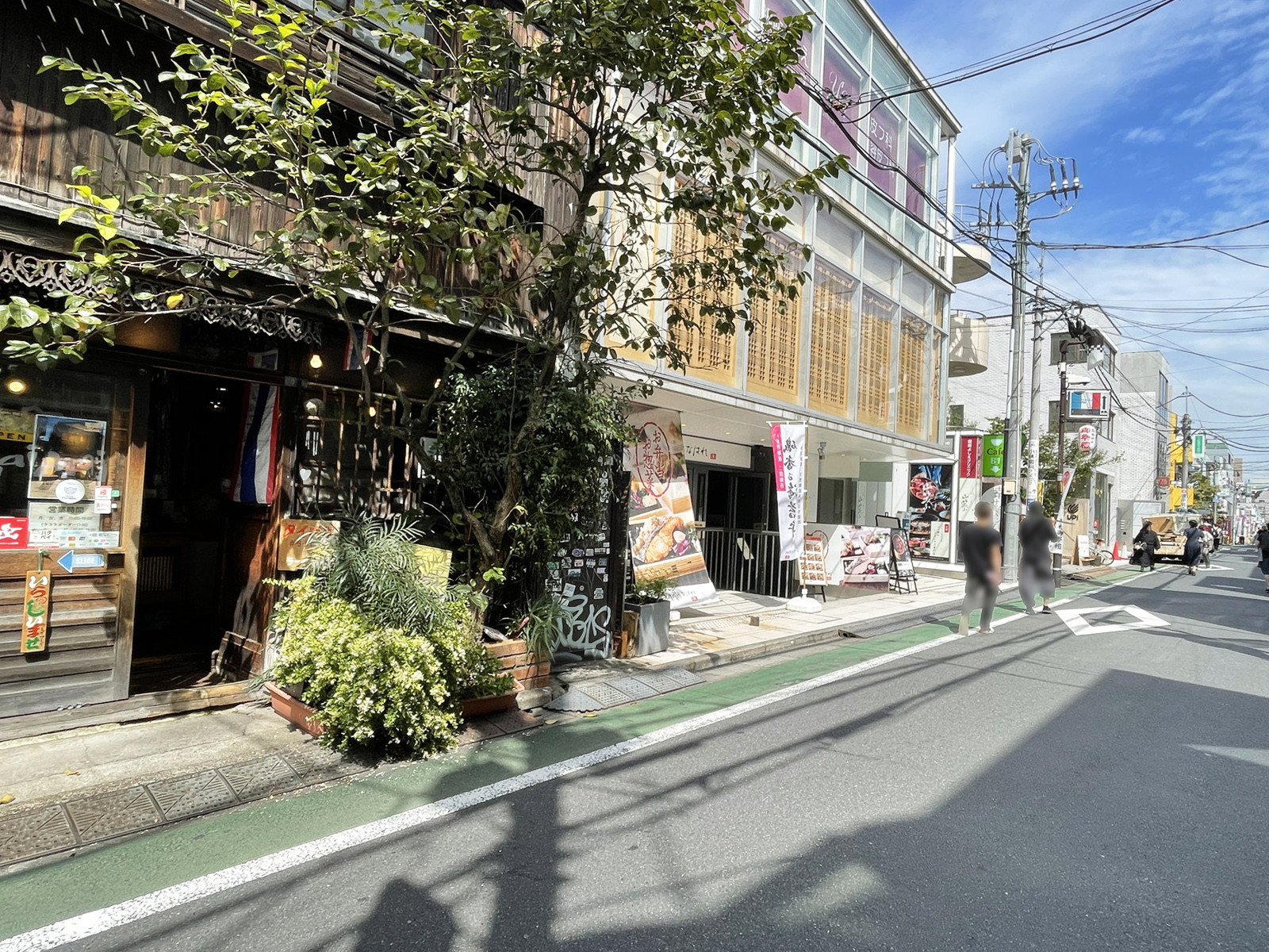 付近には飲食店や店舗が充実