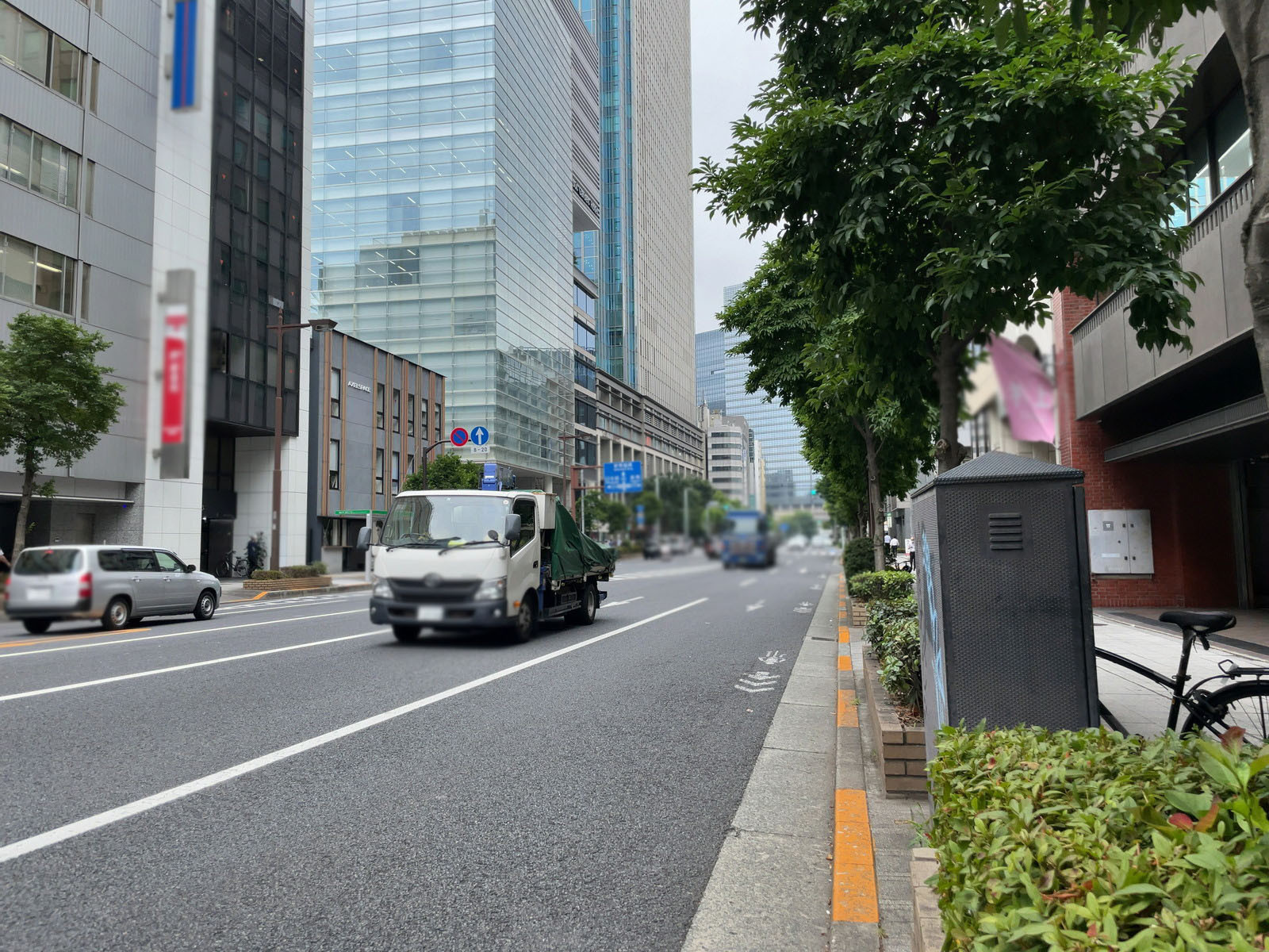 ワカ末ビル前面の江戸通り